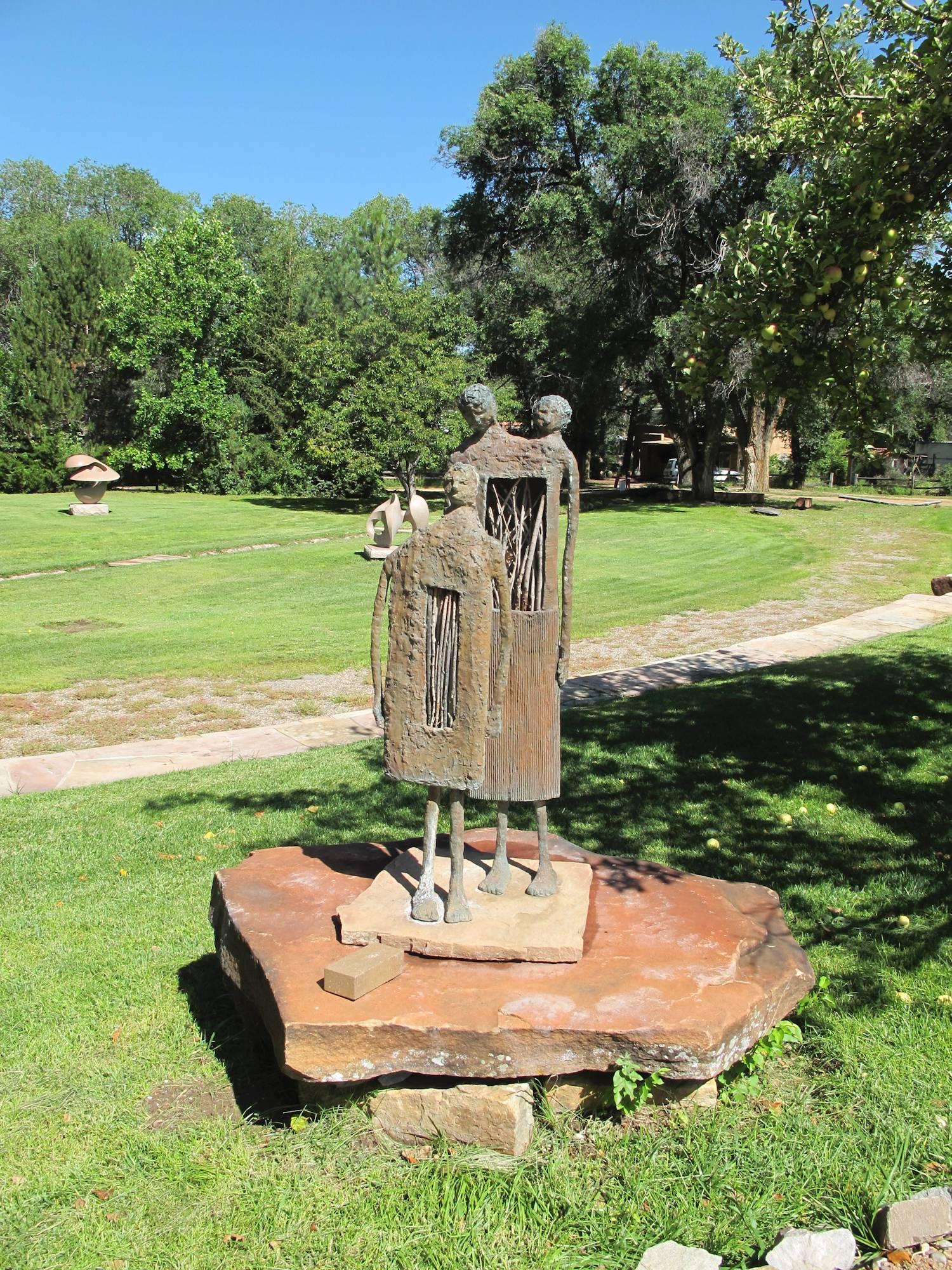 Sculpture en bronze d'Eduardo Oropeza, Las Tres Cabesas  Trois têtes, quatre pieds marron en vente 8