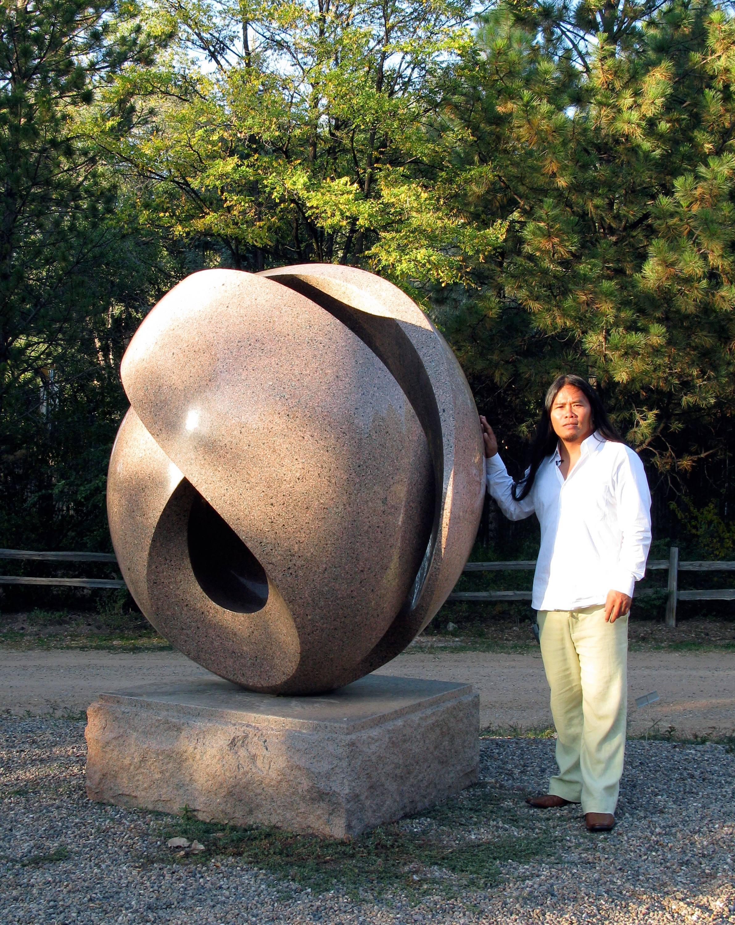 Embrassé, Khang Pham-New, granit, abstrait, plié, sculpture, extérieur, intérieur