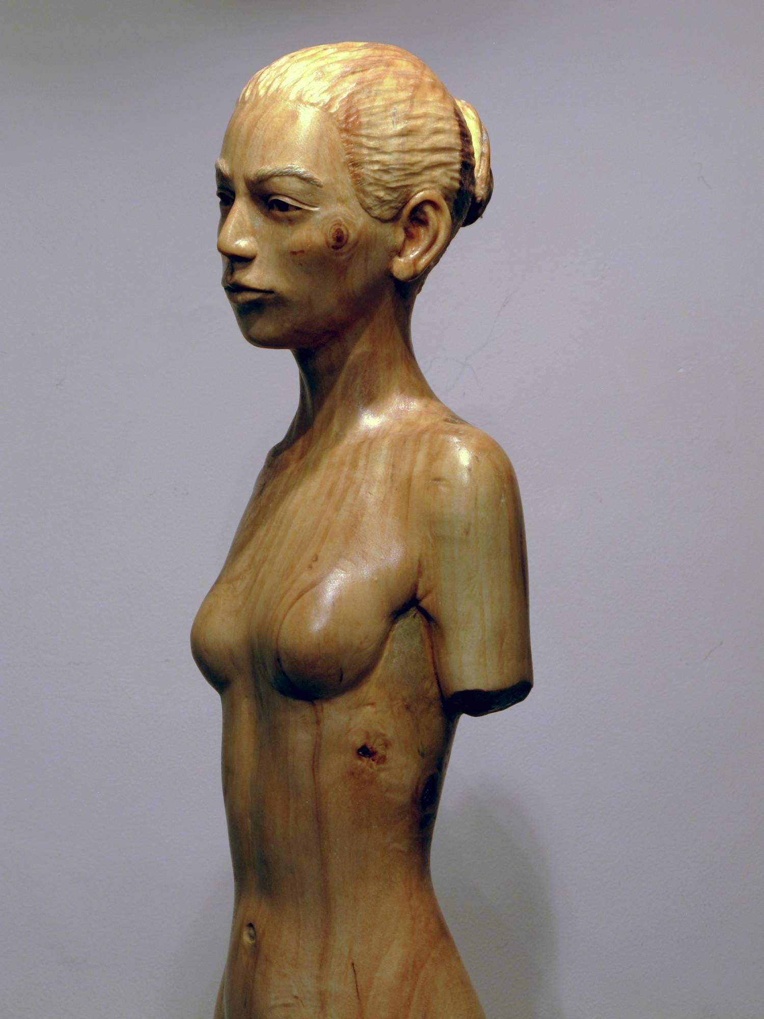 Tree Athena de Troy Williams, sculpture en bois blond d'une femme nue, artiste de Santa Fe