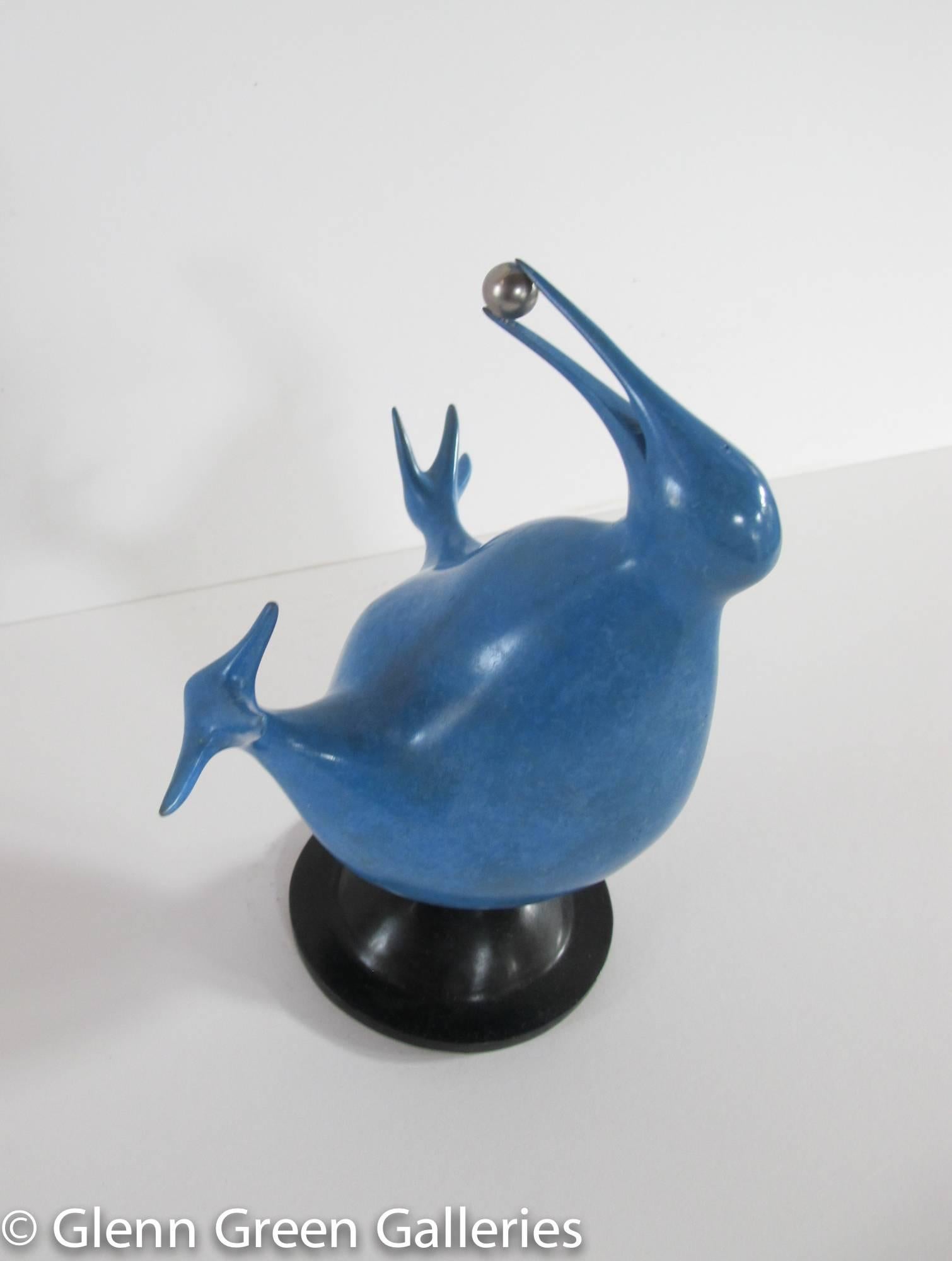 Blaue Kiwi (Gold), Figurative Sculpture, von Peter Woytuk