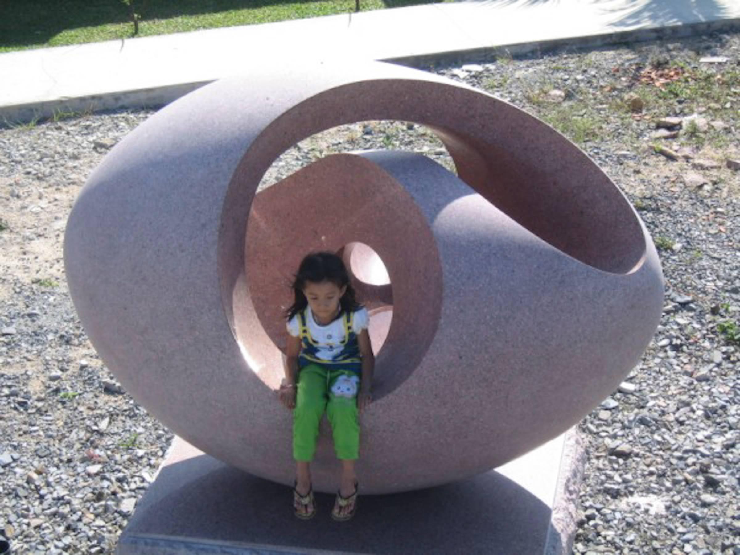 Naissance, monumental abstract granite sculpture by Khang Pham-New 

Naissance, monumental granite sculpture polished, honed surfaces, Khang Pham-New

We first saw his sculptures when they were featured in an outdoor sculpture Biennale in Vancouver