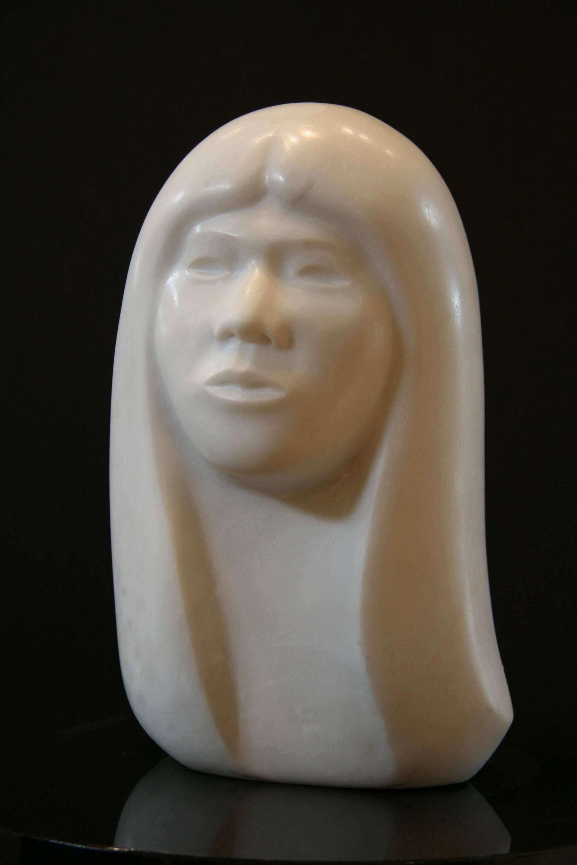 Giovane bellezza, scultura in marmo bianco di Allan Houser che ritrae una donna Apache 1