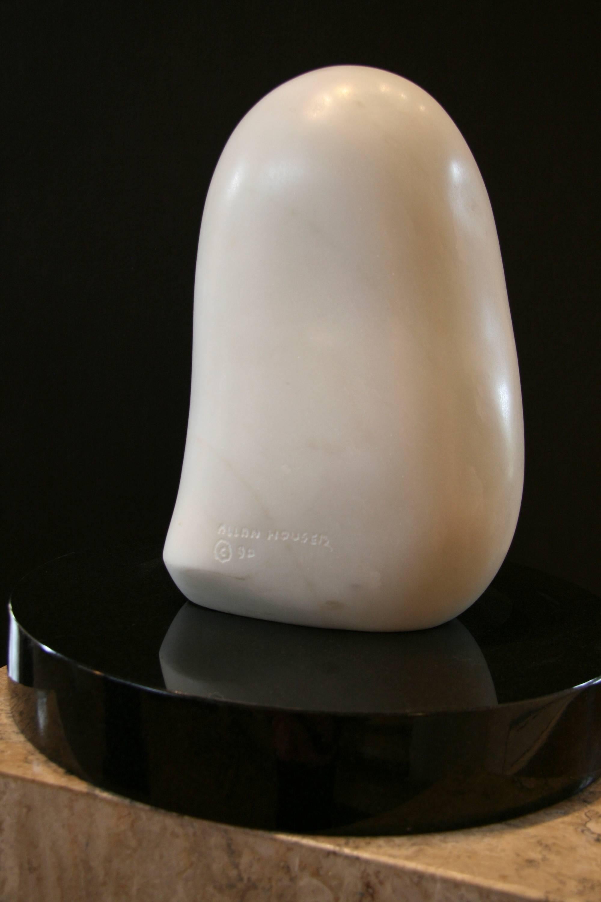 Giovane bellezza, scultura in marmo bianco di Allan Houser che ritrae una donna Apache 3