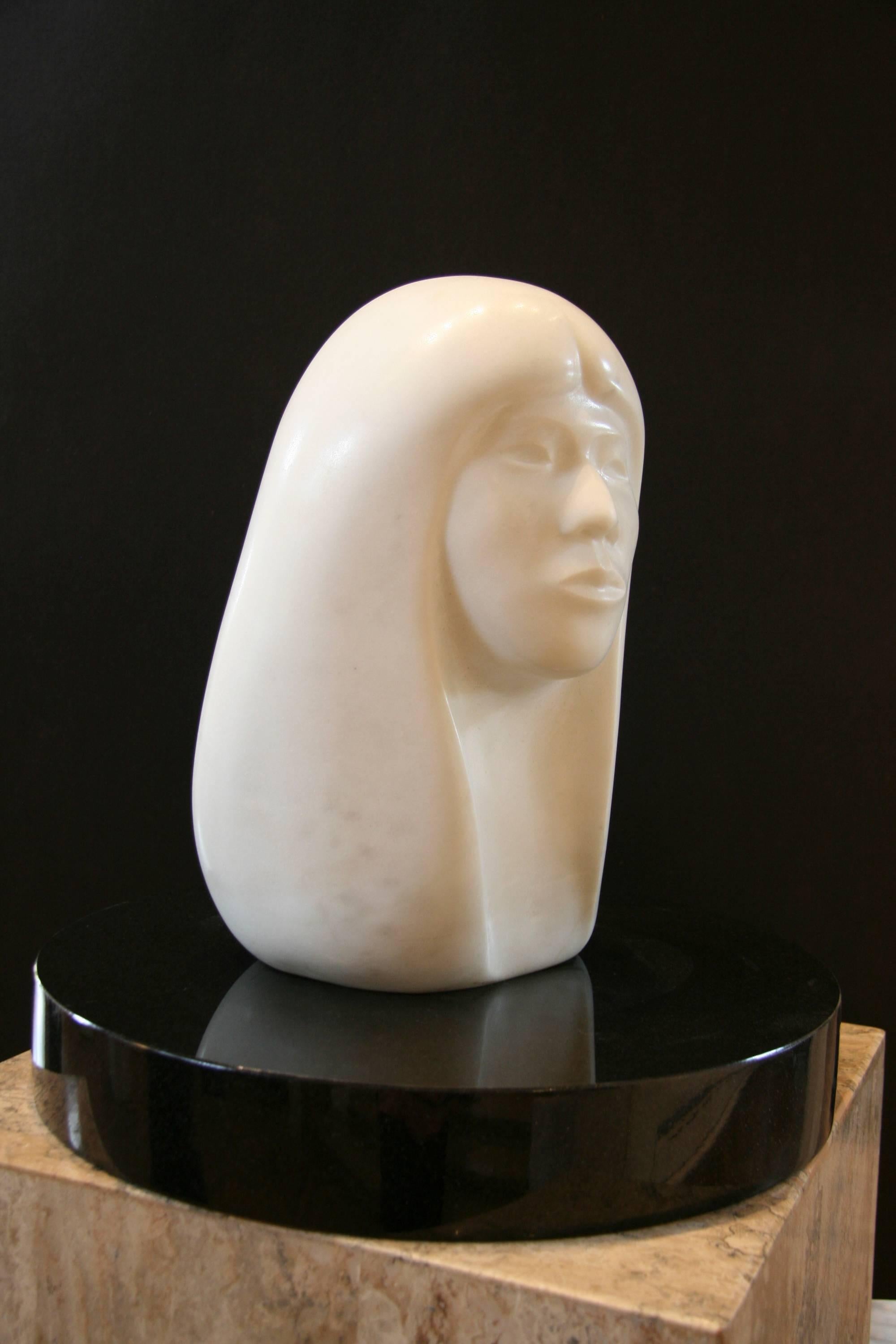 Giovane bellezza, scultura in marmo bianco di Allan Houser che ritrae una donna Apache 4
