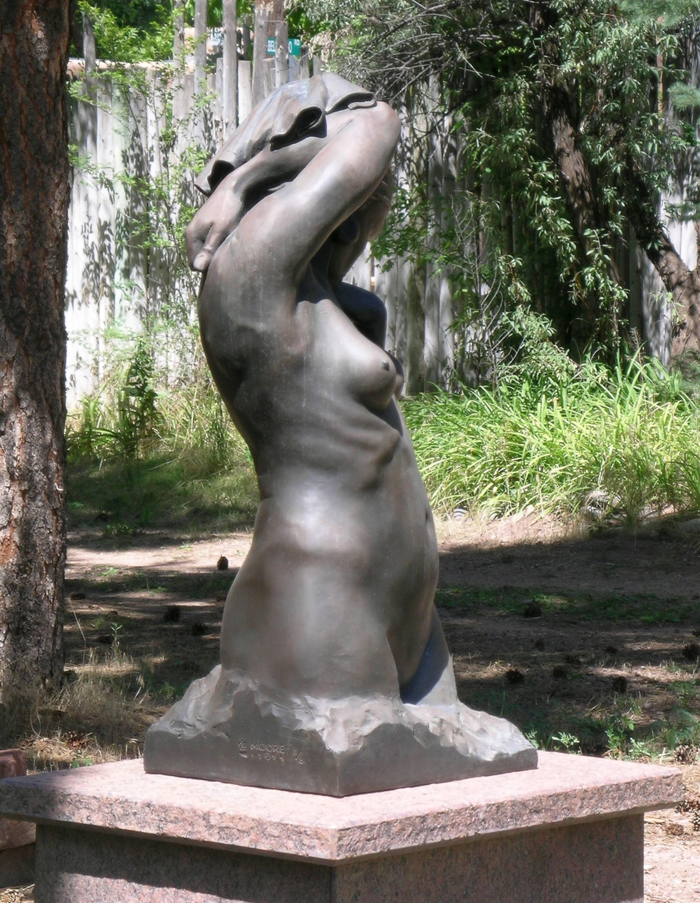 Awakening, Bronzeskulptur von Paul Moore, Fackel, nackte Frau  im Angebot 2
