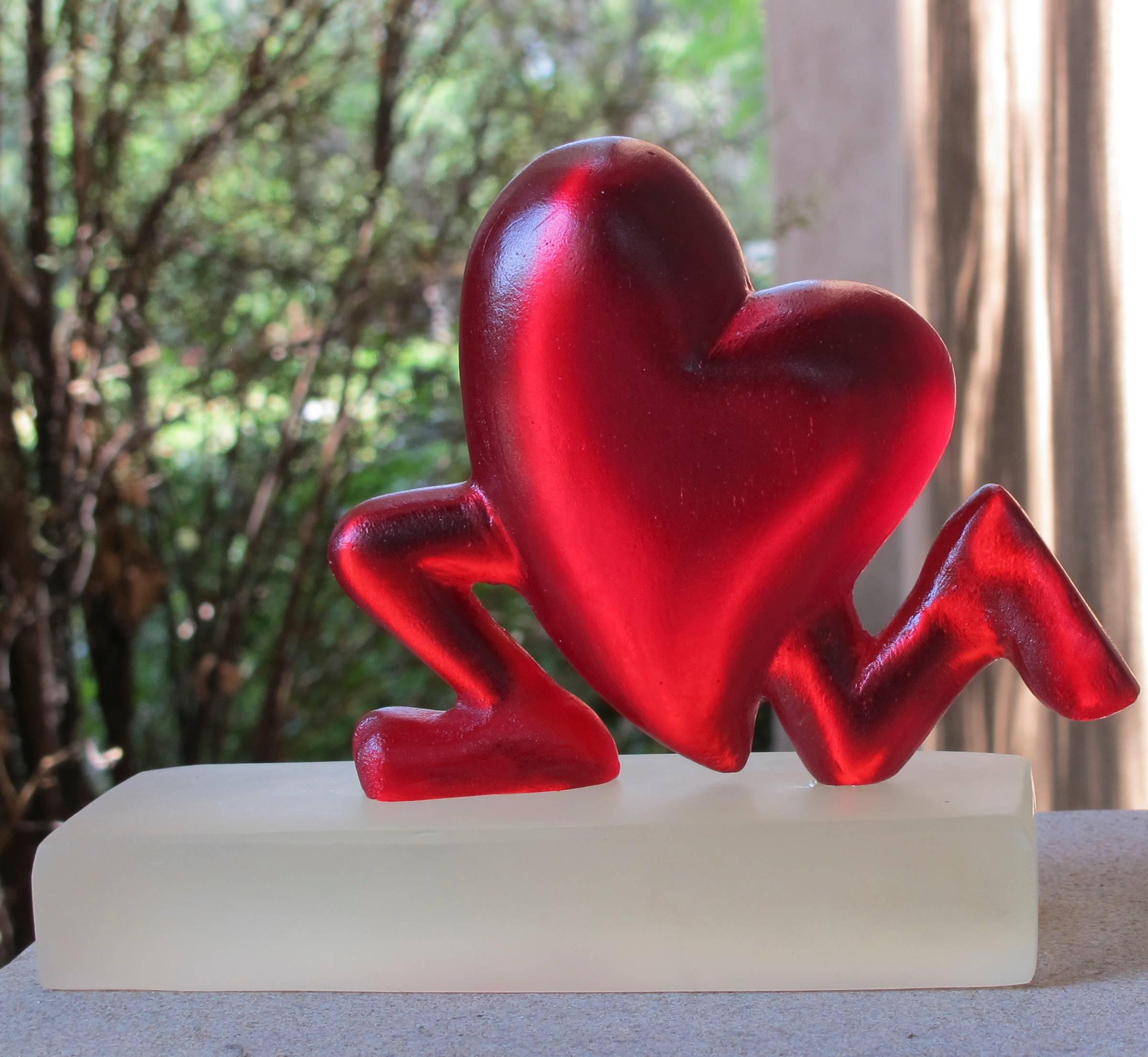 Running Heart, rouge, résine, sculpture, Valentine, amour, carton, humour, pieds - Gris Figurative Sculpture par Glenn Green