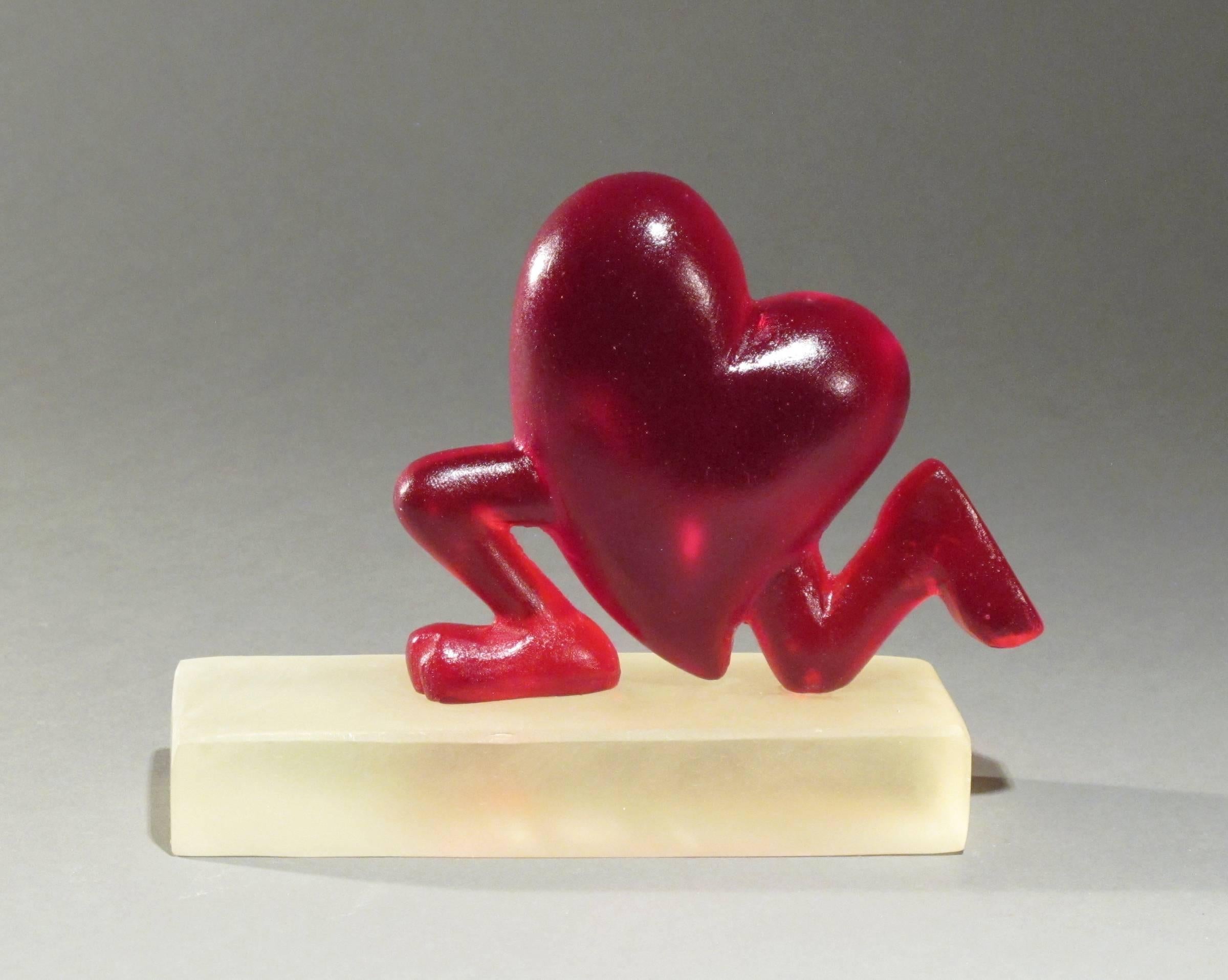 Running Heart, rouge, résine, sculpture, Valentine, amour, carton, humour, pieds - Contemporain Sculpture par Glenn Green