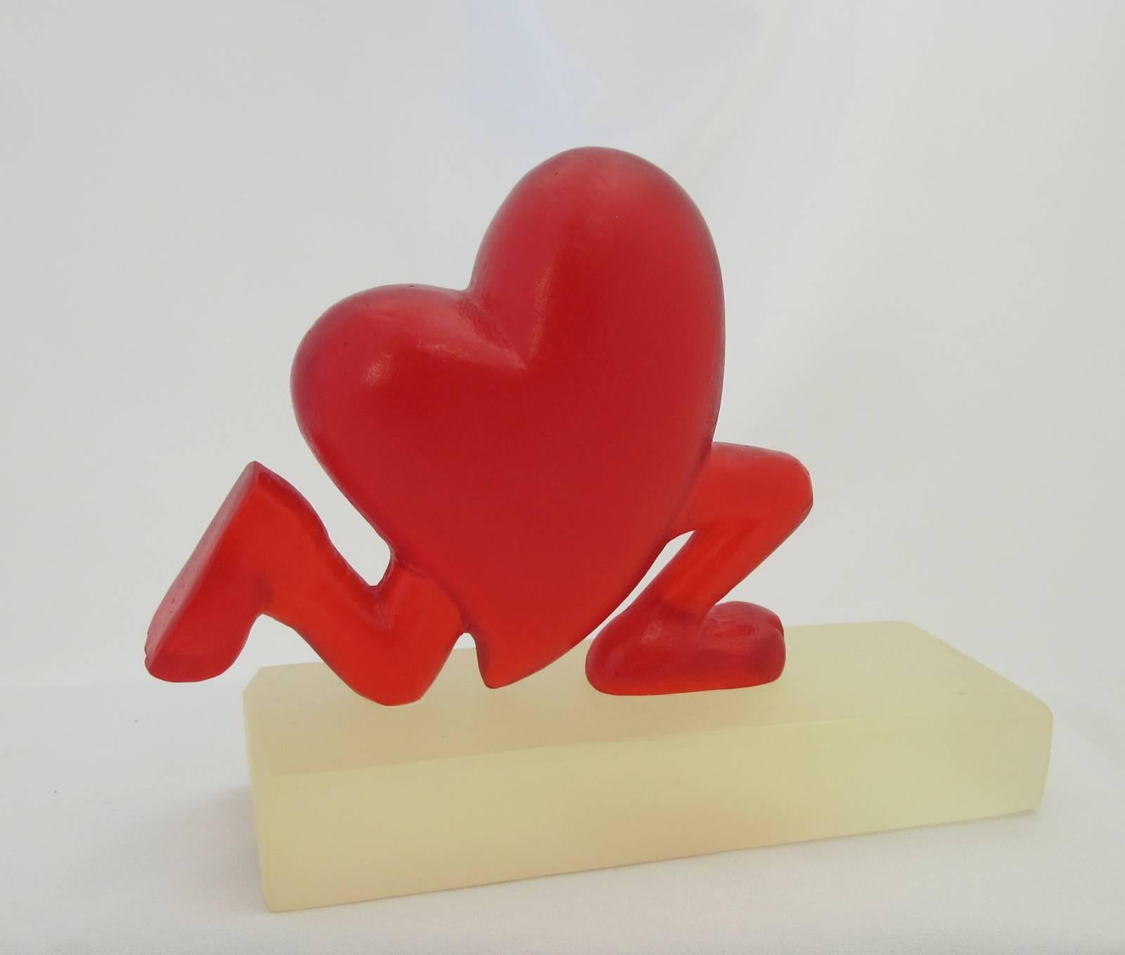 Running Heart, rouge, résine, sculpture, Valentine, amour, carton, humour, pieds - Sculpture de Glenn Green