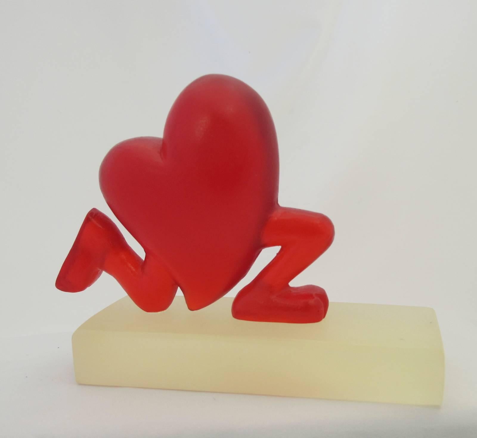Running Heart, rouge, résine, sculpture, Valentine, amour, carton, humour, pieds en vente 5