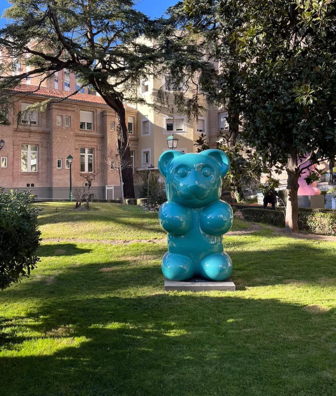 Gummy Bear, Turquoise - Sculpture by Demo