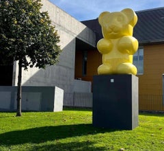 L'ours Gummy, jaune par l'artiste espagnol Demo