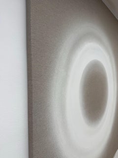 ABSTRACT Kunstwerk Weiße, Kreis-Leuchte, zeitgenössische Künstlerin Mareo Rodriguez Void 10