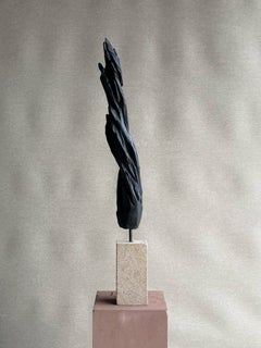 Scultura astratta moderna e contemporanea nera su base in pietra - Jonathan Freemantle