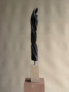 Scultura astratta moderna e contemporanea nera su base in pietra - Jonathan Freemantle