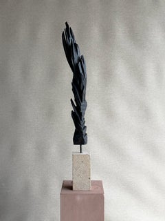Scultura astratta moderna e contemporanea nera su base in pietra - Jonathan Freemantle