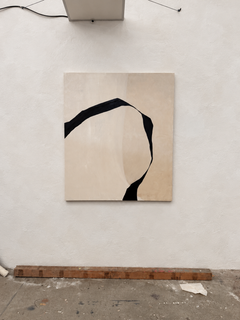 Alicia Gimeno, “Giovanna d’Arco”, dipinto astratto in nero e beige, 2026