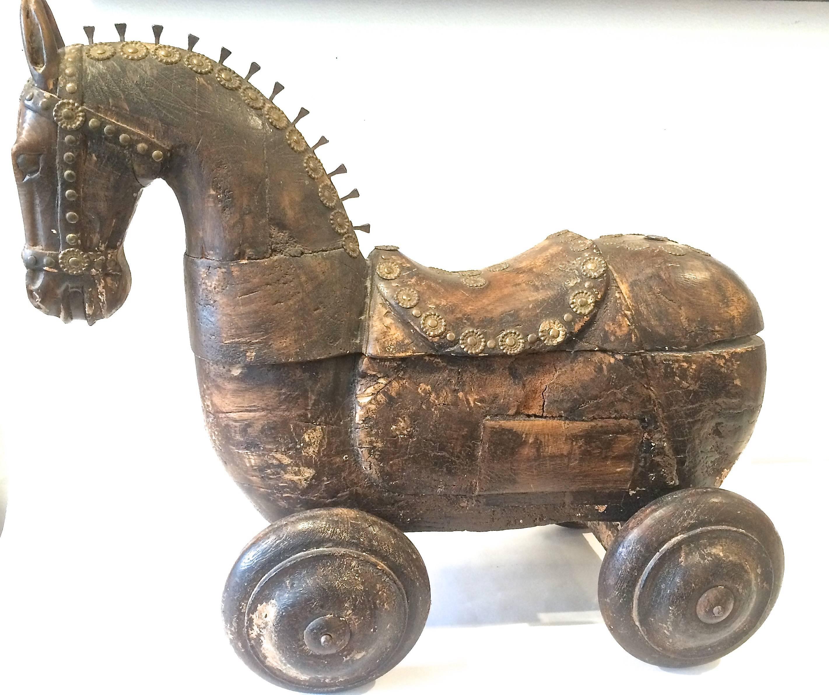 Antico cavallo di legno su ruote - Sculpture di Unknown