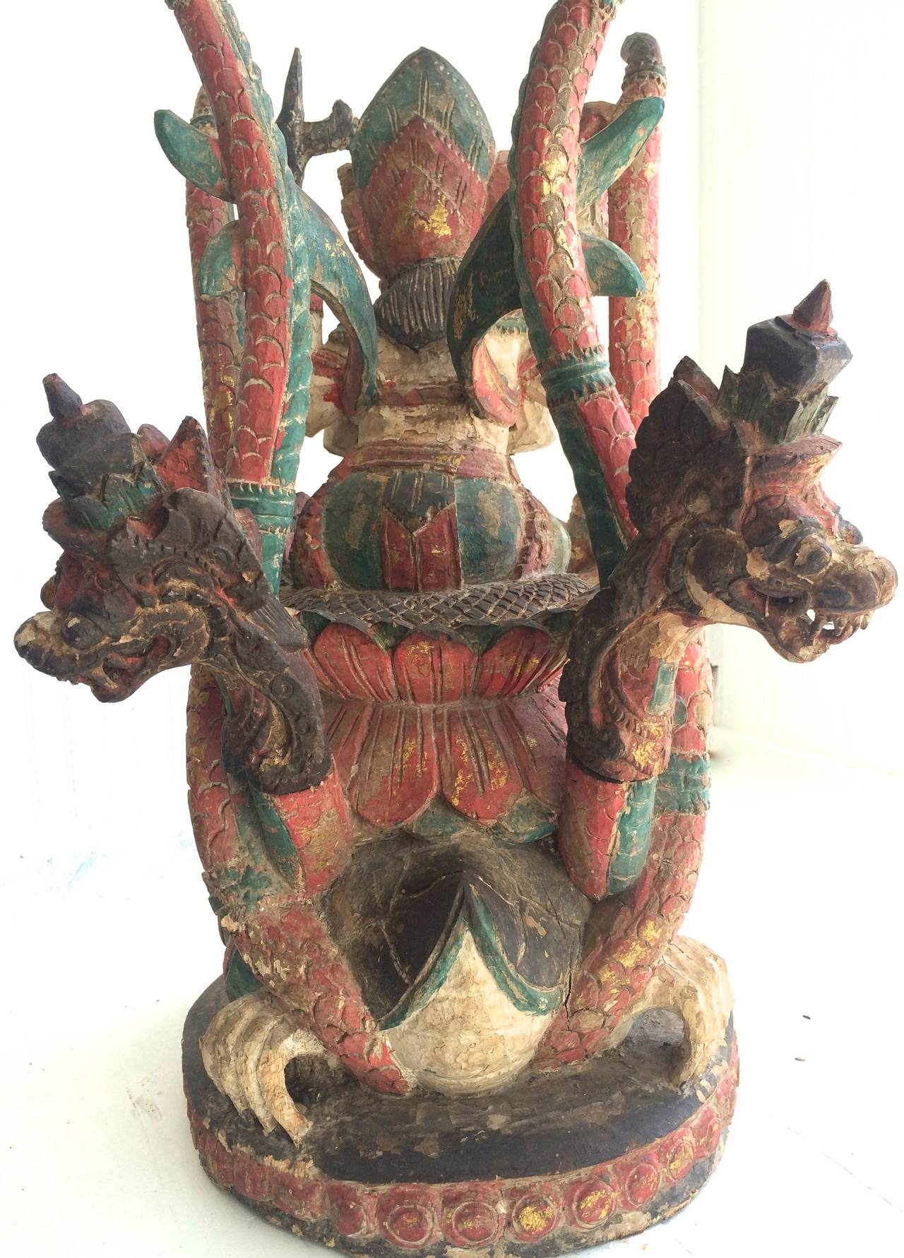 Antike balinesische Holzskulptur Vishnu Riding Dragon Serpents.
Seltene balinesische Tempelskulptur aus dem späten 19. Jahrhundert, Holz, polychrom bemalt, vier abnehmbare Drachen und Schlangen. Originalzustand mit einigen Lackschäden.