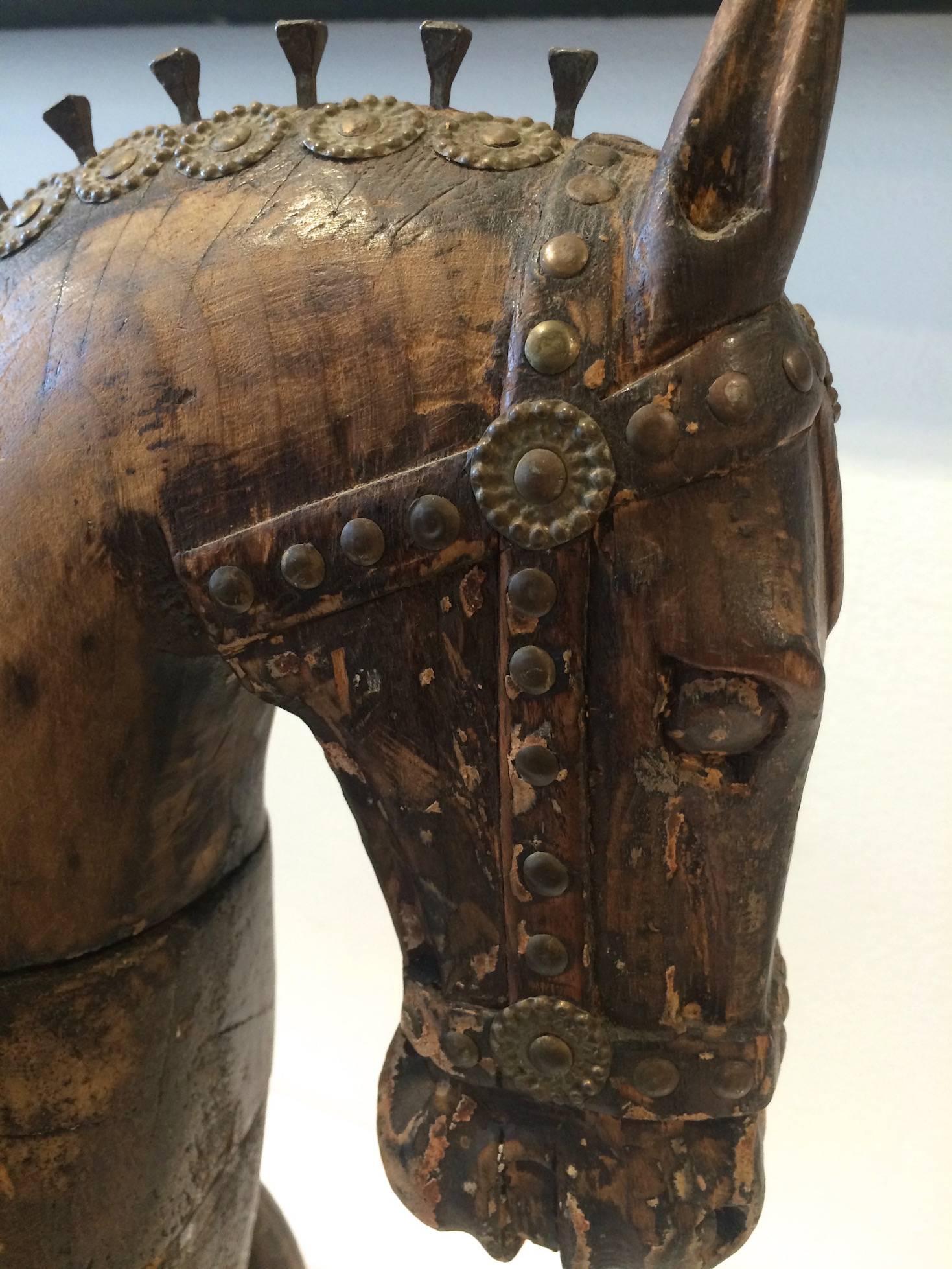 Antico cavallo di legno su ruote 2