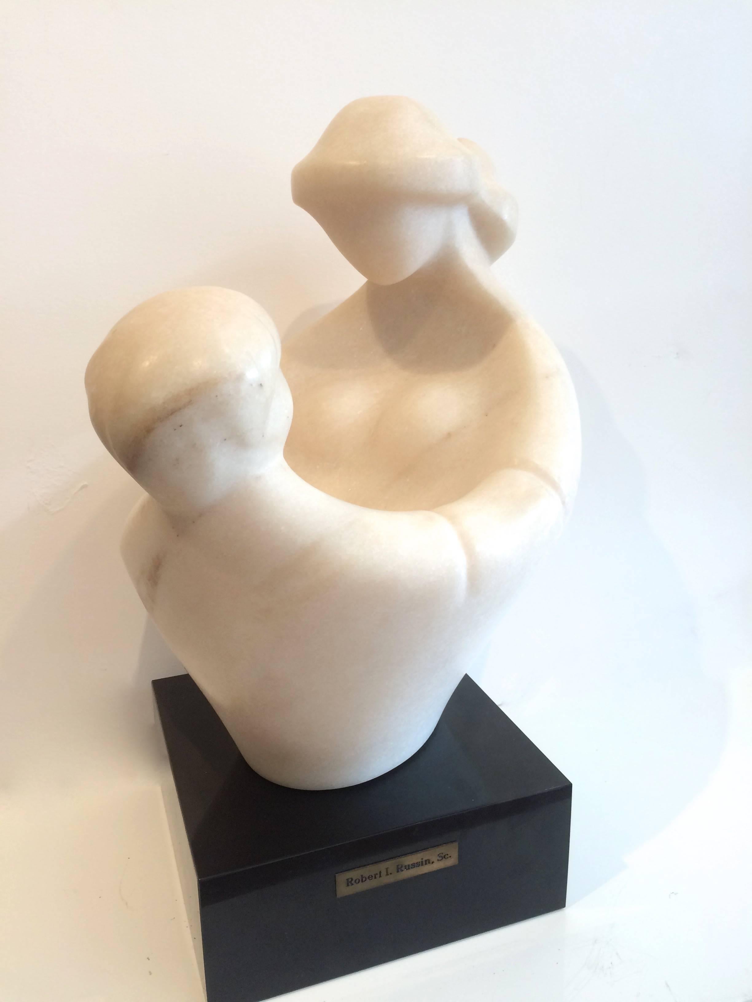 Mutter- und Kind-Marmor-Skulptur (Beige), Figurative Sculpture, von Robert Russin