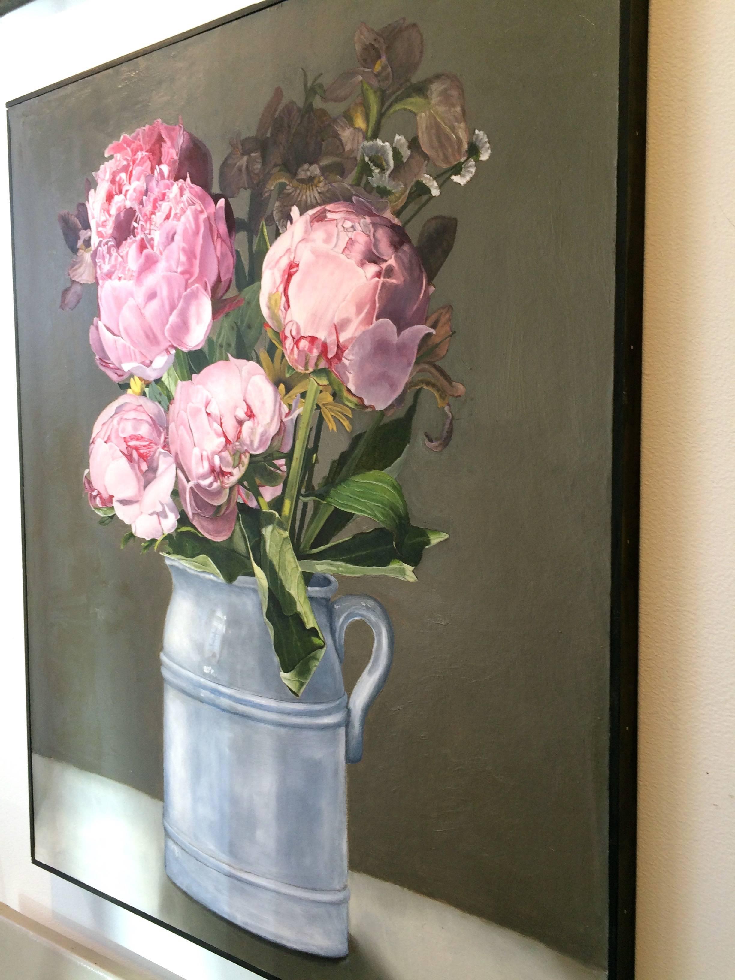 Rosa Pfingstrosen, vom Künstler signiert.
Peggi Blizard ist eine amerikanische Künstlerin, die vor allem für ihre meditativen realistischen Gemälde von Innenräumen und Stillleben bekannt ist. Indem er sich auf die Techniken des holländischen