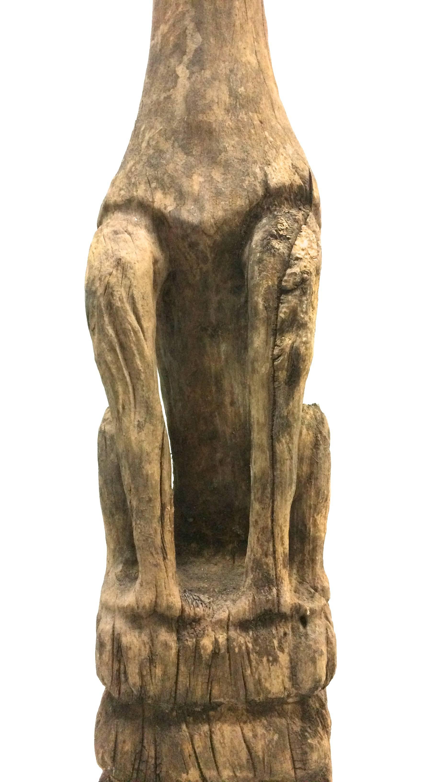 Statue ancienne de gardien tribal en bois BALI - Marron Figurative Sculpture par Unknown