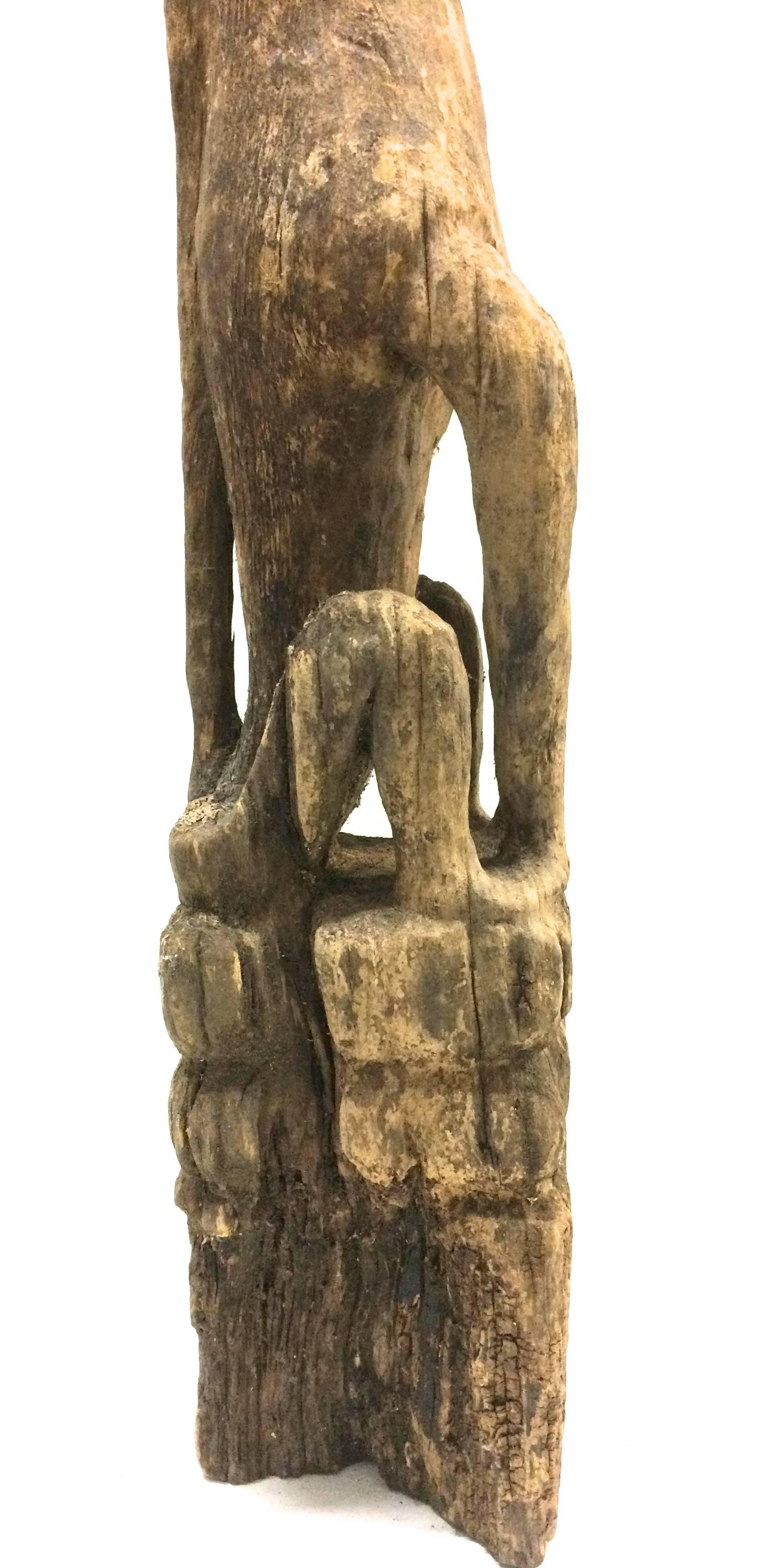 
Rare figurine de chien de garde, île de Kalimantan, 19e siècle. Cette figurine a été sculptée dans une seule pièce de bois de fer très solide et dur. La statue d'un chien devait protéger la maison contre les dangers. Dans l'état d'origine de