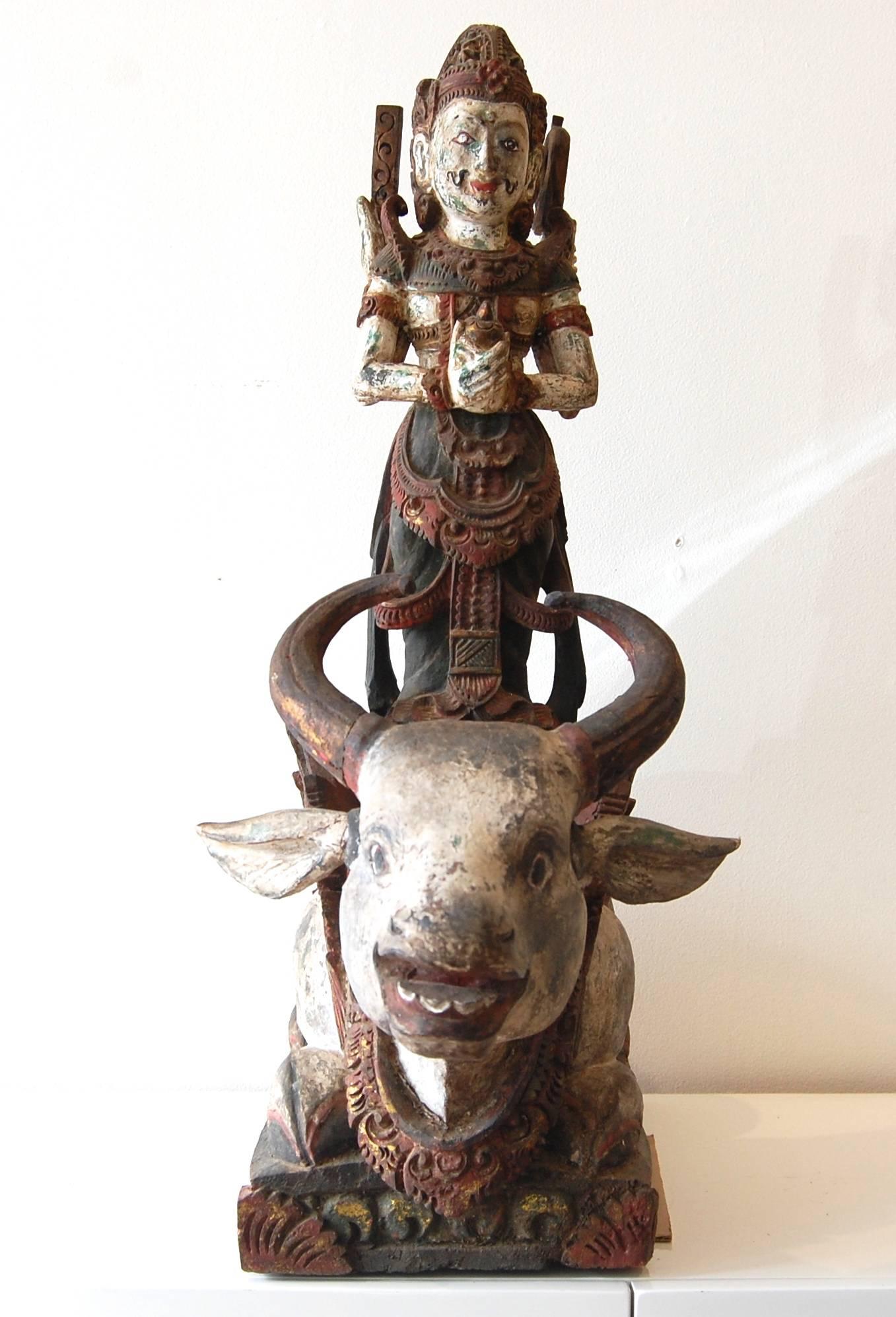  Shiva debout sur le taureau Nandi sculpture en bois - Symbolisme Sculpture par Unknown