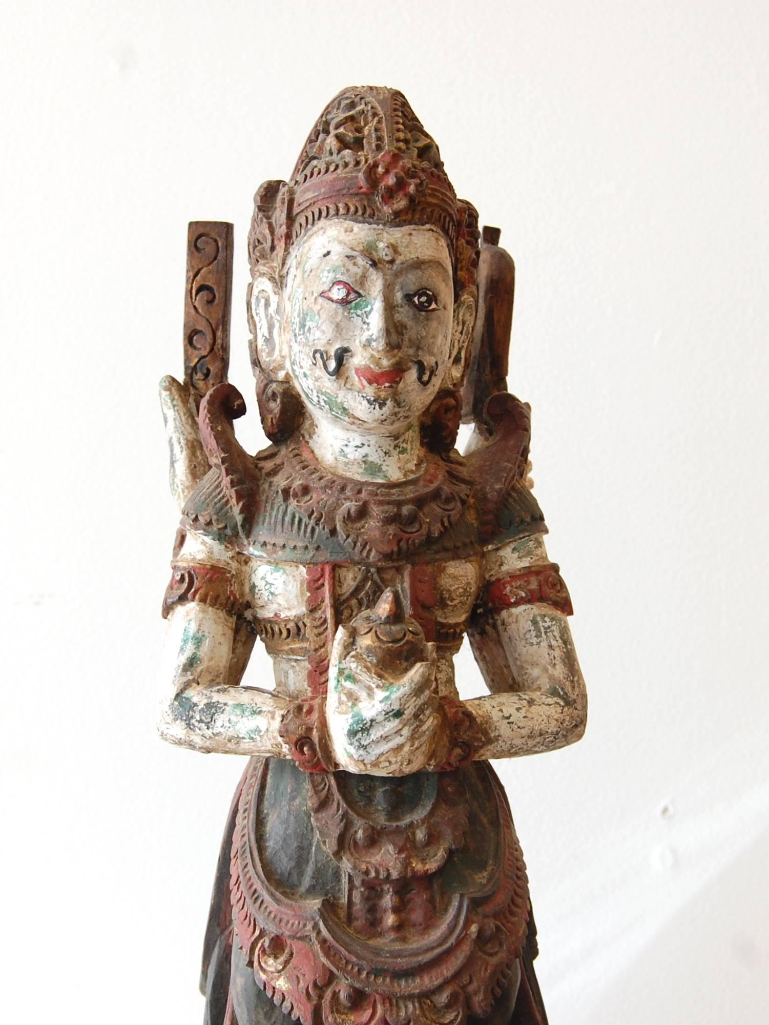  19. Jahrhundert Shiva stehend auf dem Stier Nandi Holzschnitzerei mit polychromer Farbe.
 Höhe 27