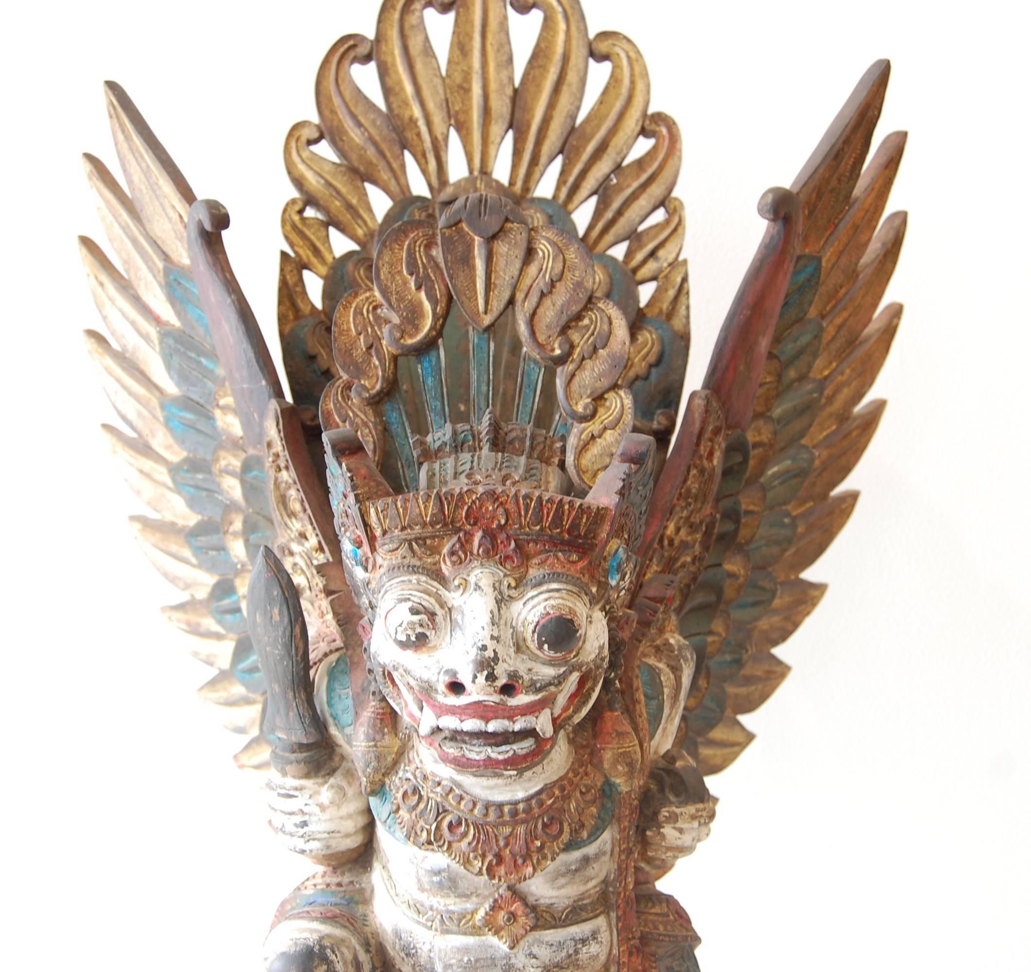 Antique temple Barong sculpté en bois polychrome  - Sculpture de Unknown