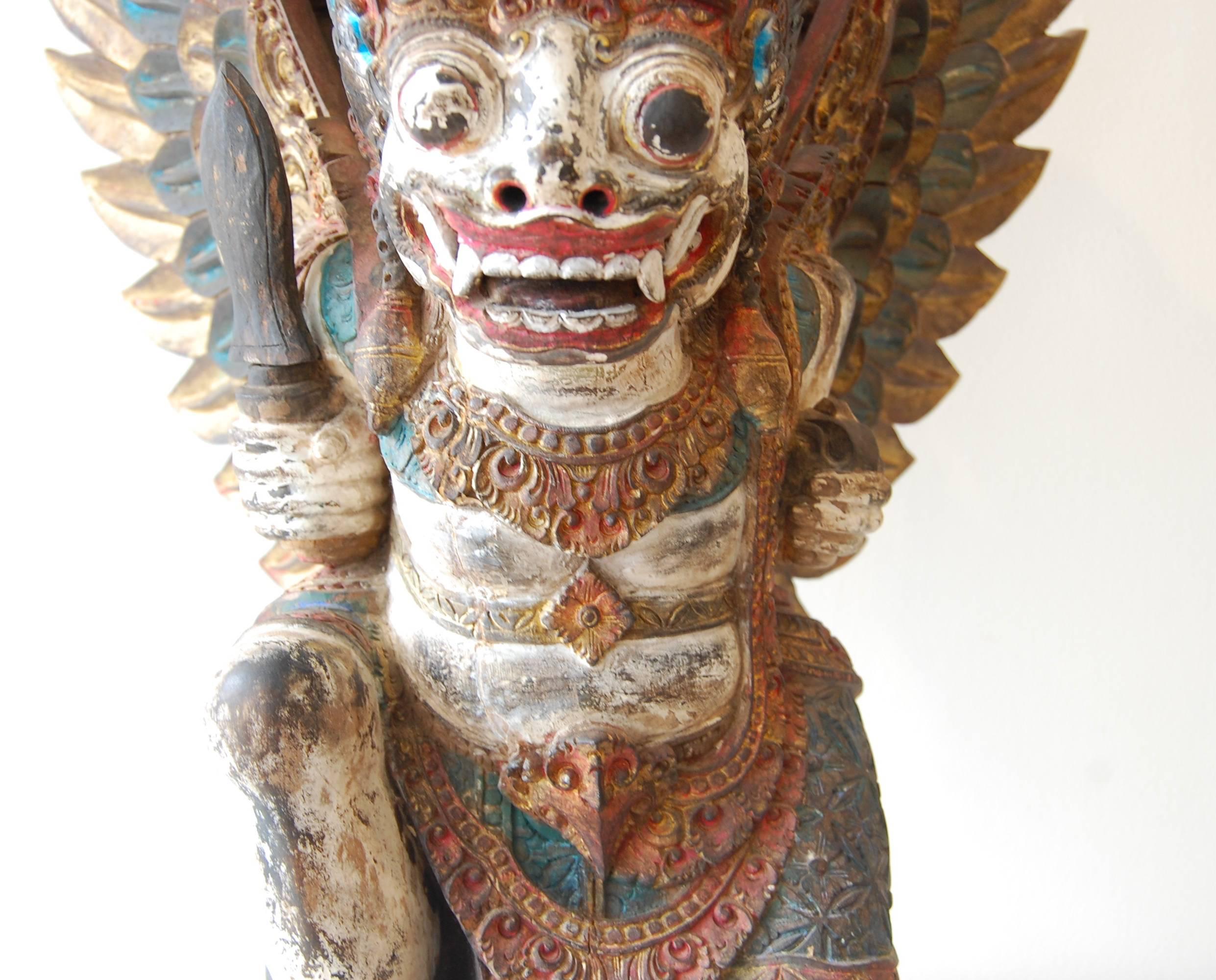 Antike polychrome Barong- Tempelschnitzerei aus Holz  im Angebot 1