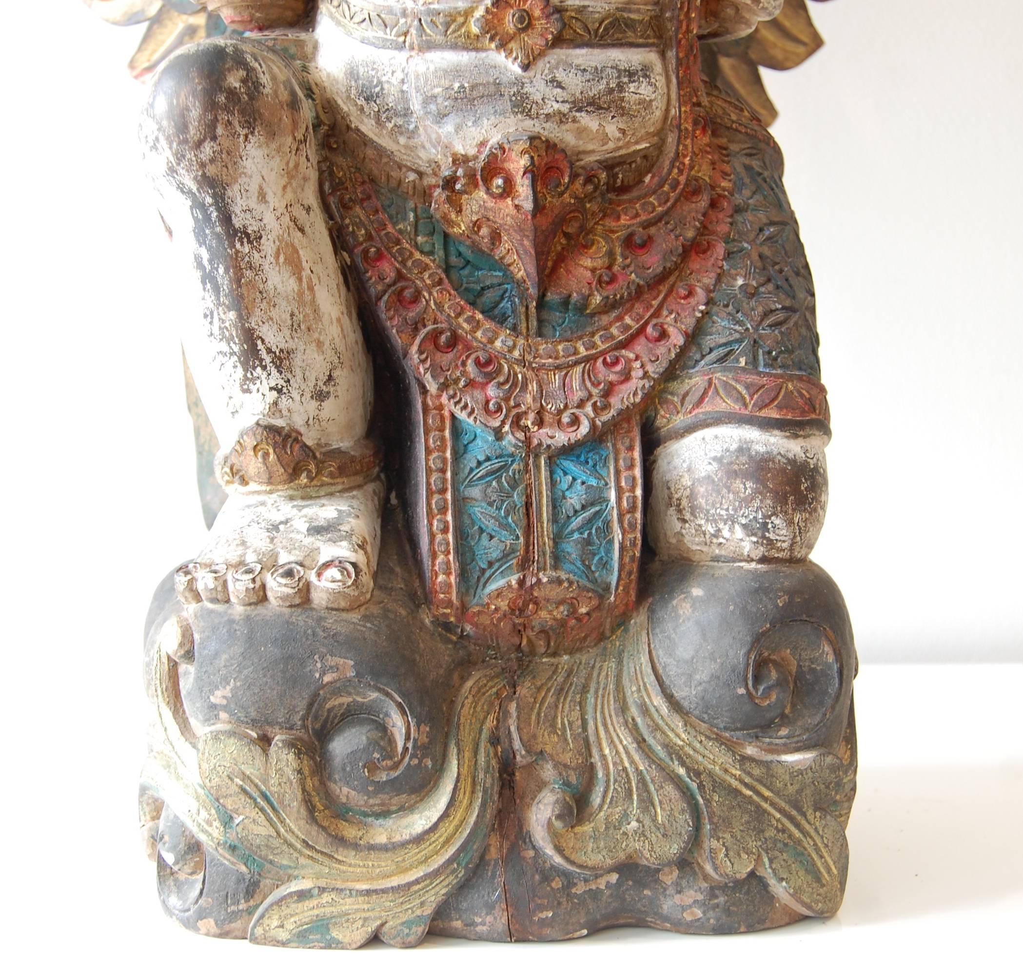 Antique temple Barong sculpté en bois polychrome  - Symbolisme Sculpture par Unknown