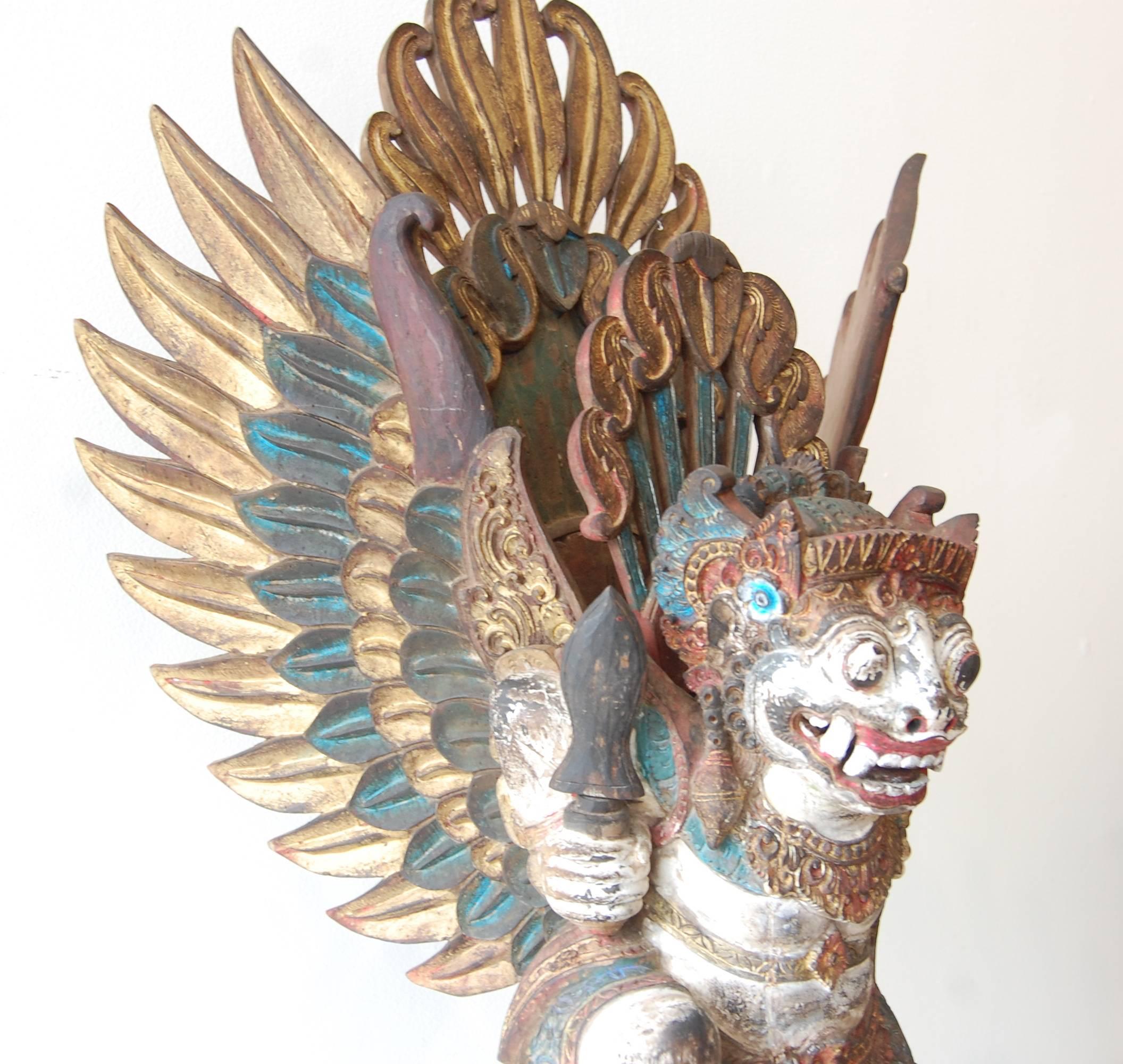 Antique temple Barong sculpté en bois polychrome  - Marron Figurative Sculpture par Unknown