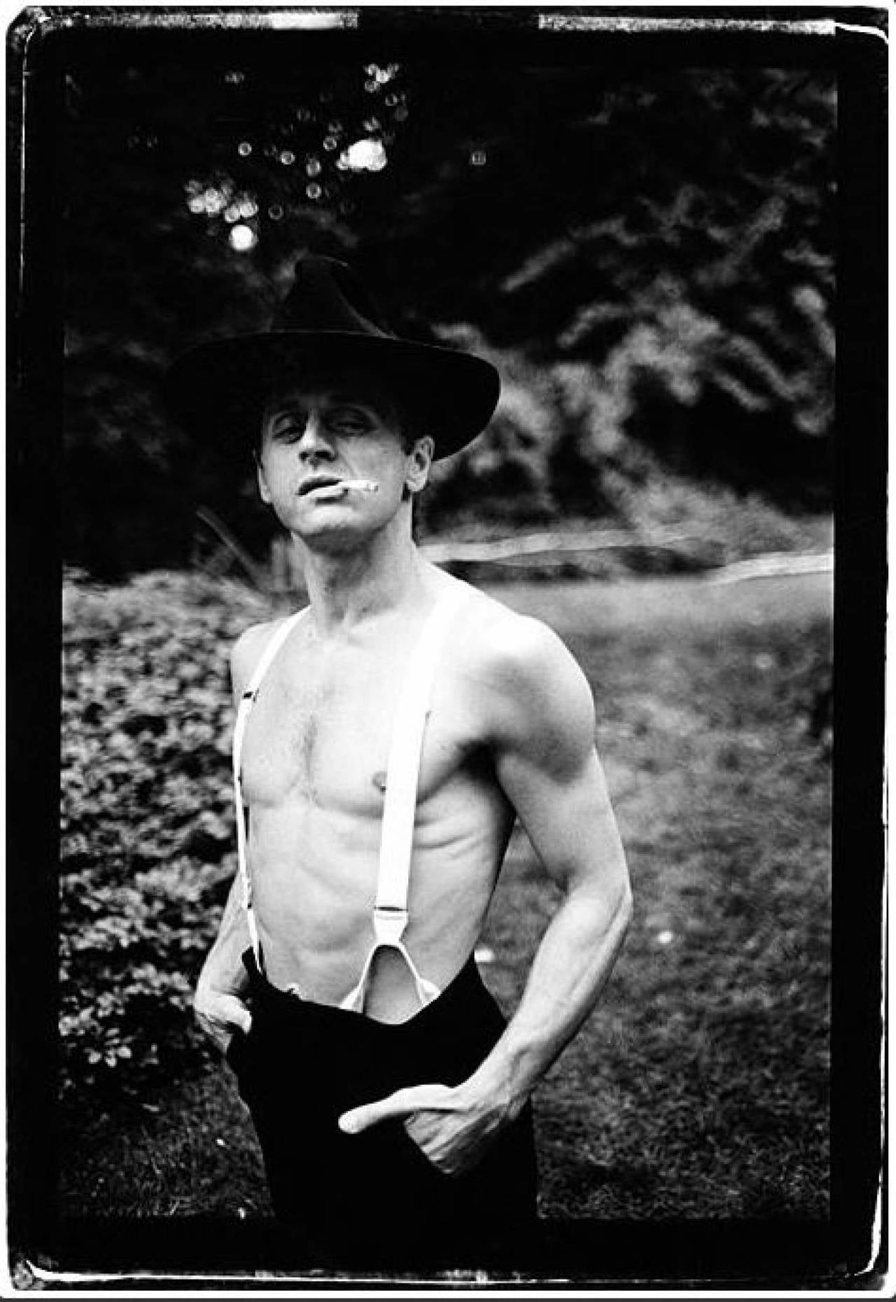 Portrait Photograph di Arthur Elgort - Baryshnikov interpreta Belmondo - Portait in Suspenders, Fotografia Fine Art, 1986