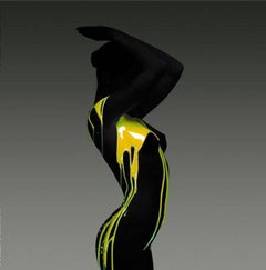 LLS #1132 - Nudo, coperto di vernice nera e gialla, fotografia artistica, 2004