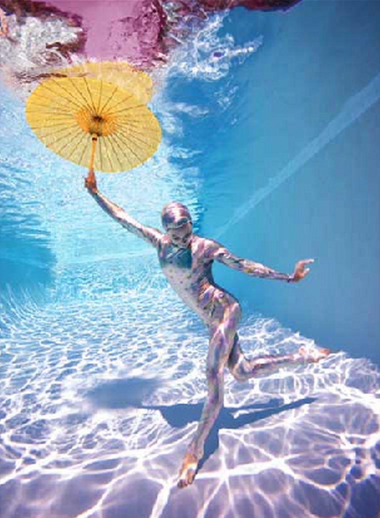 Howard Schatz Color Photograph – Unterwasser-Studie # 2778 - Modell posiert unter Wasser im Bodysuit mit Regenschirm