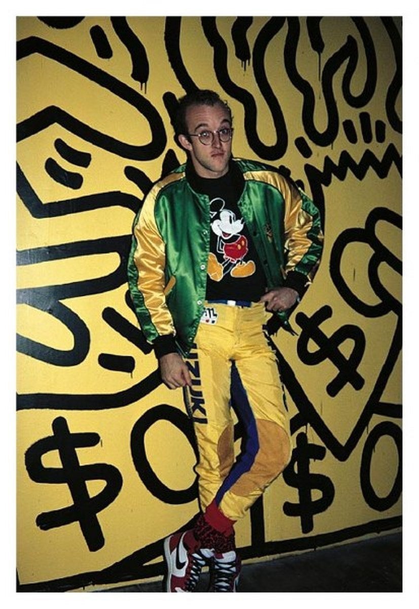 Color Photograph Roxanne Lowit - « Keith Haring » - devant son travail, photographie d'art, 1985