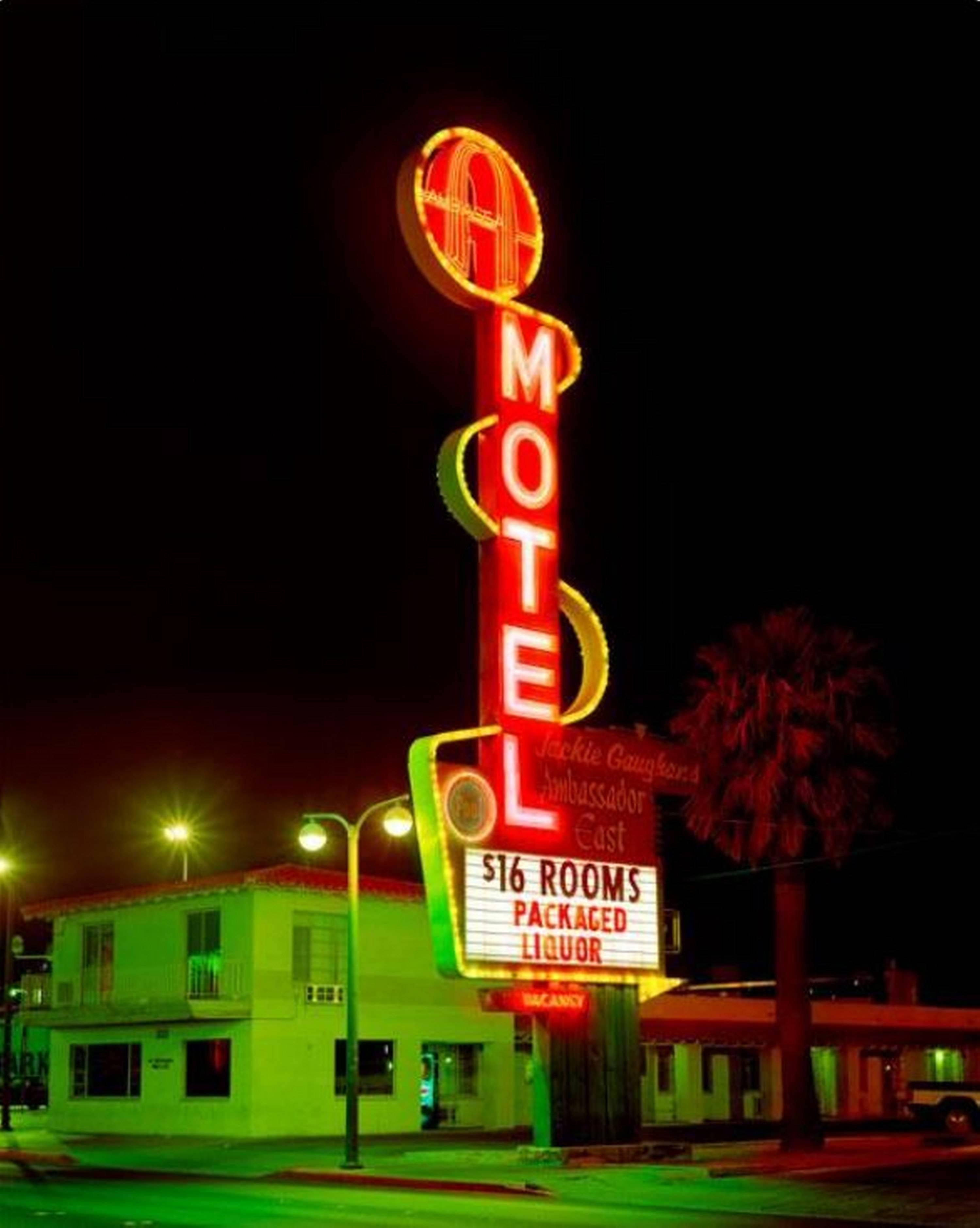 Albert Watson Color Photograph – Motel in Motel-Optik