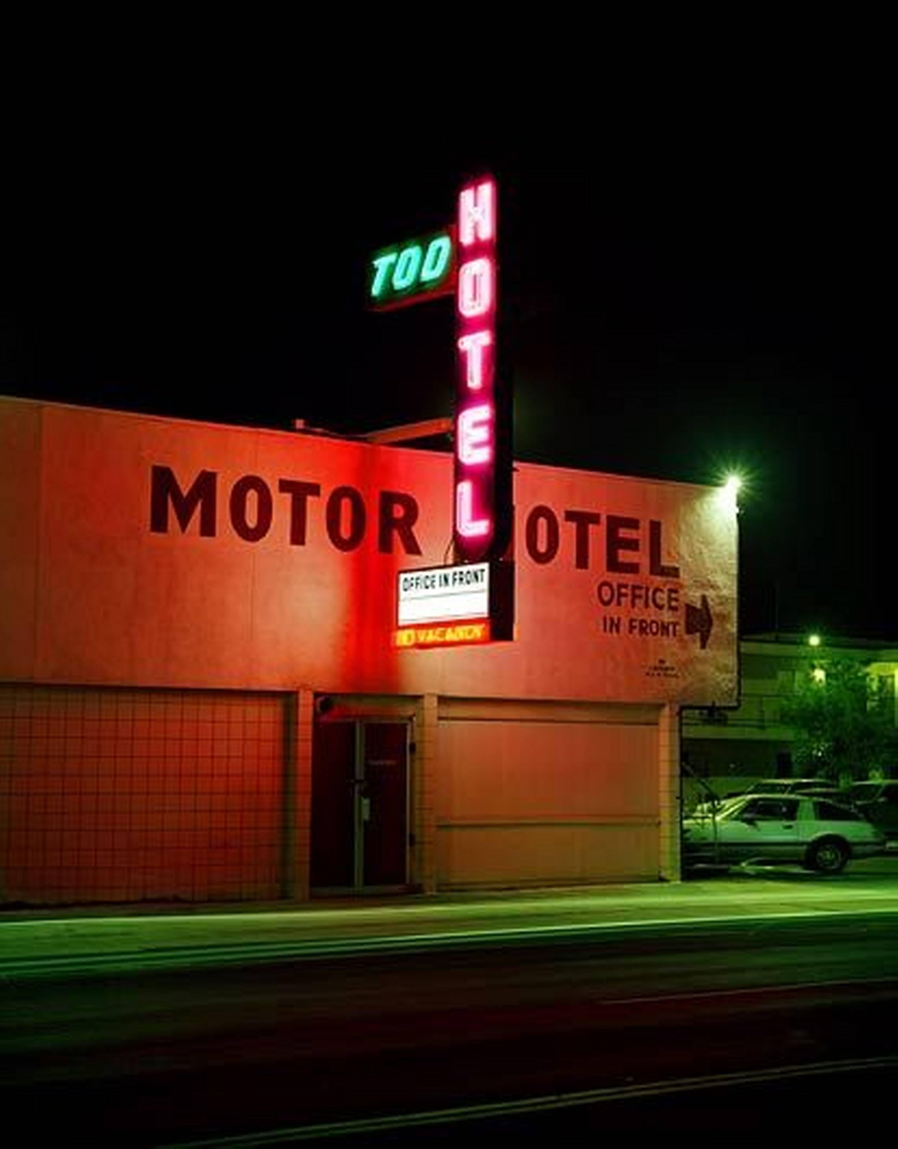 Albert Watson Color Photograph – Tod Hotel
