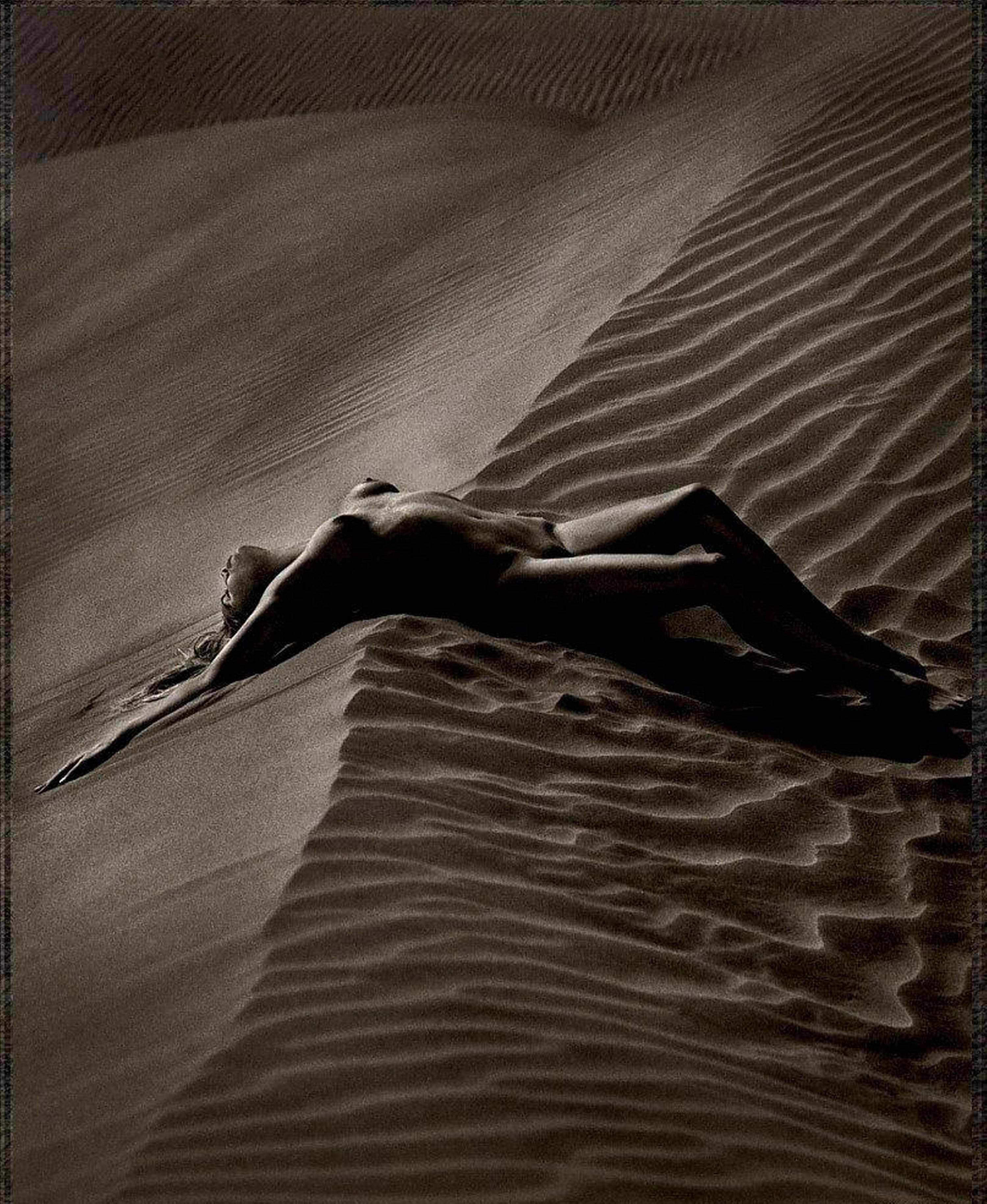 Black and White Photograph de Andreas H. Bitesnich - Yveta II