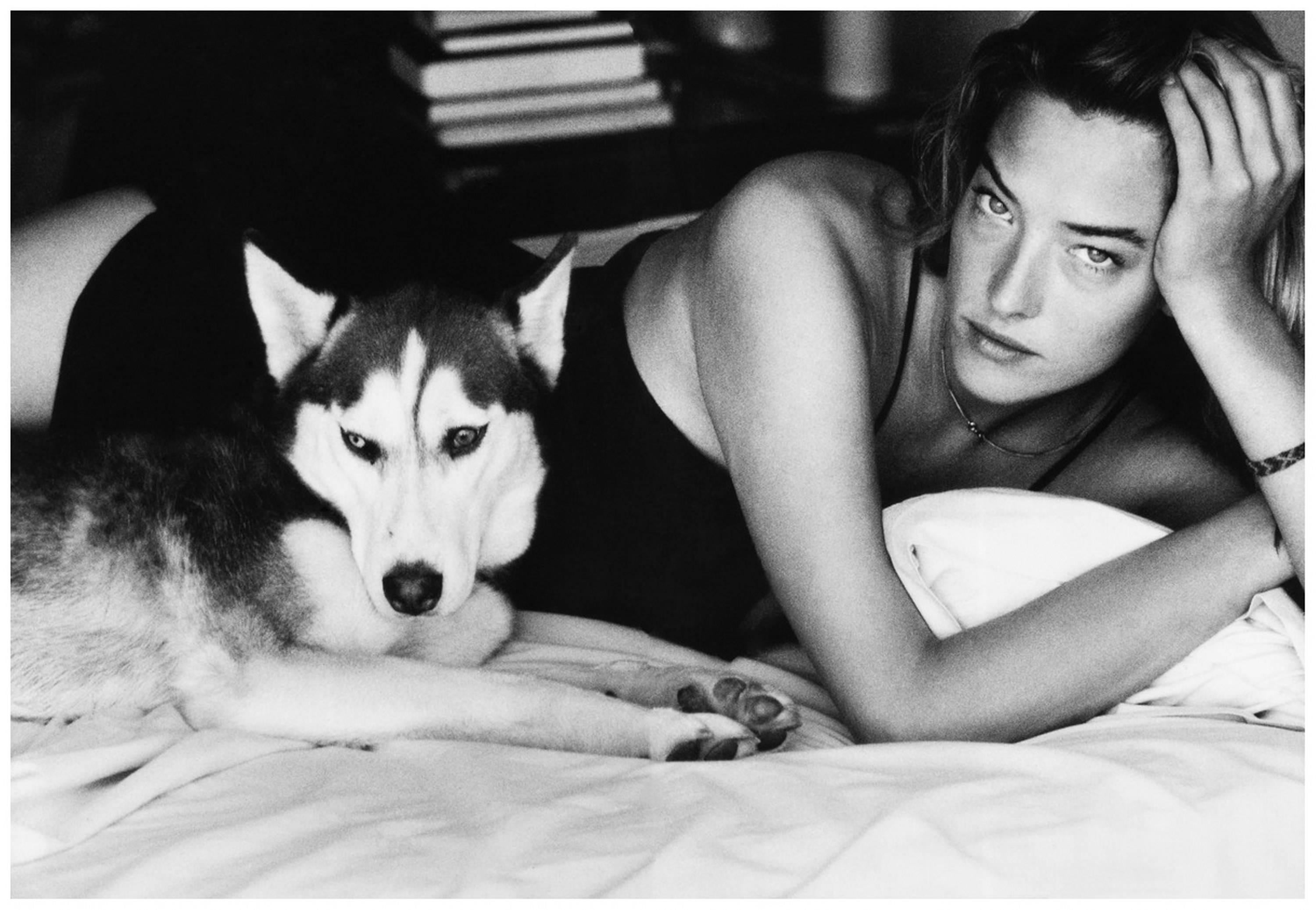 Black and White Photograph di Antoine Verglas - Tatjana Patitz con Husky