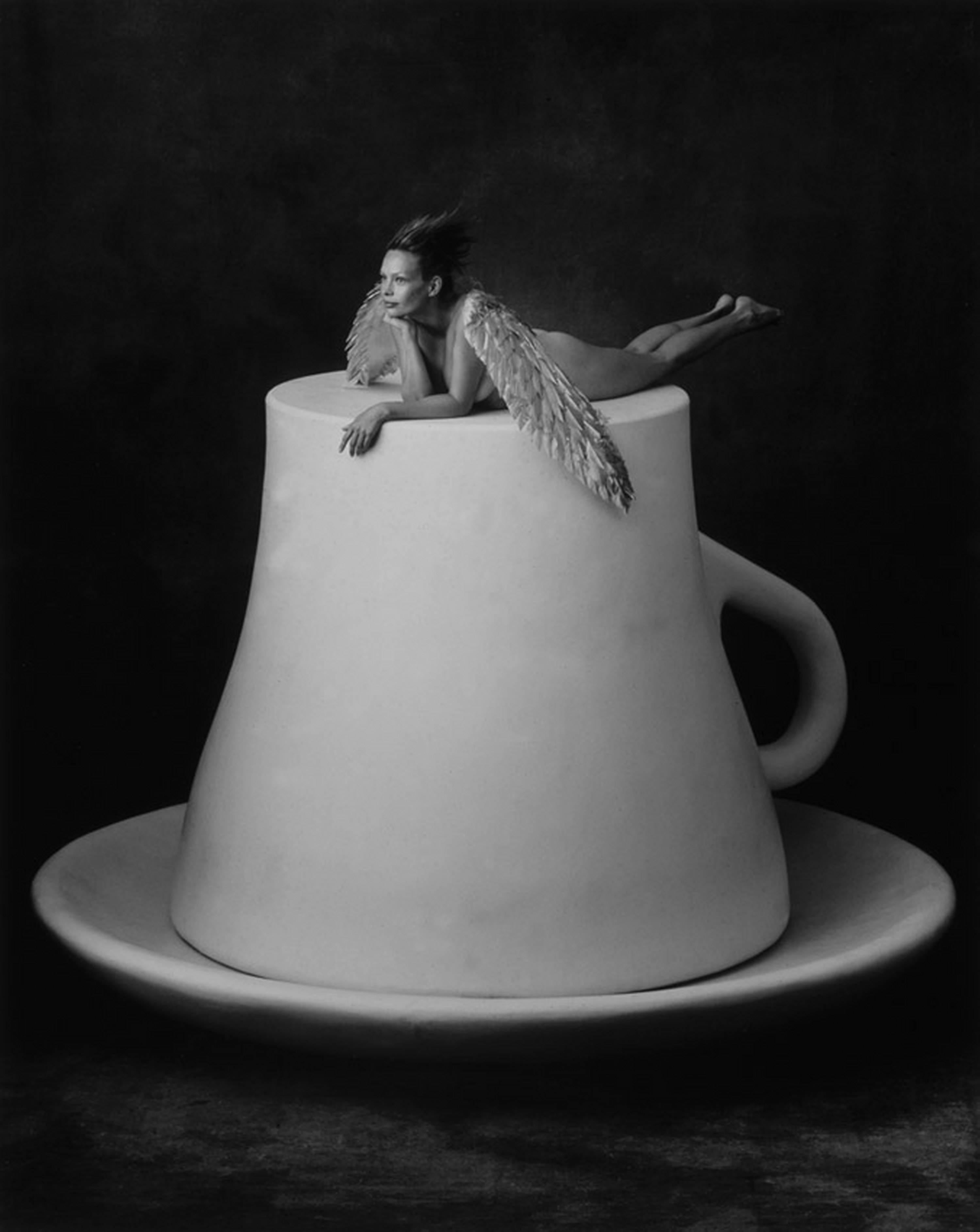 Albert Watson Black and White Photograph – Angel Engel mit Tasse