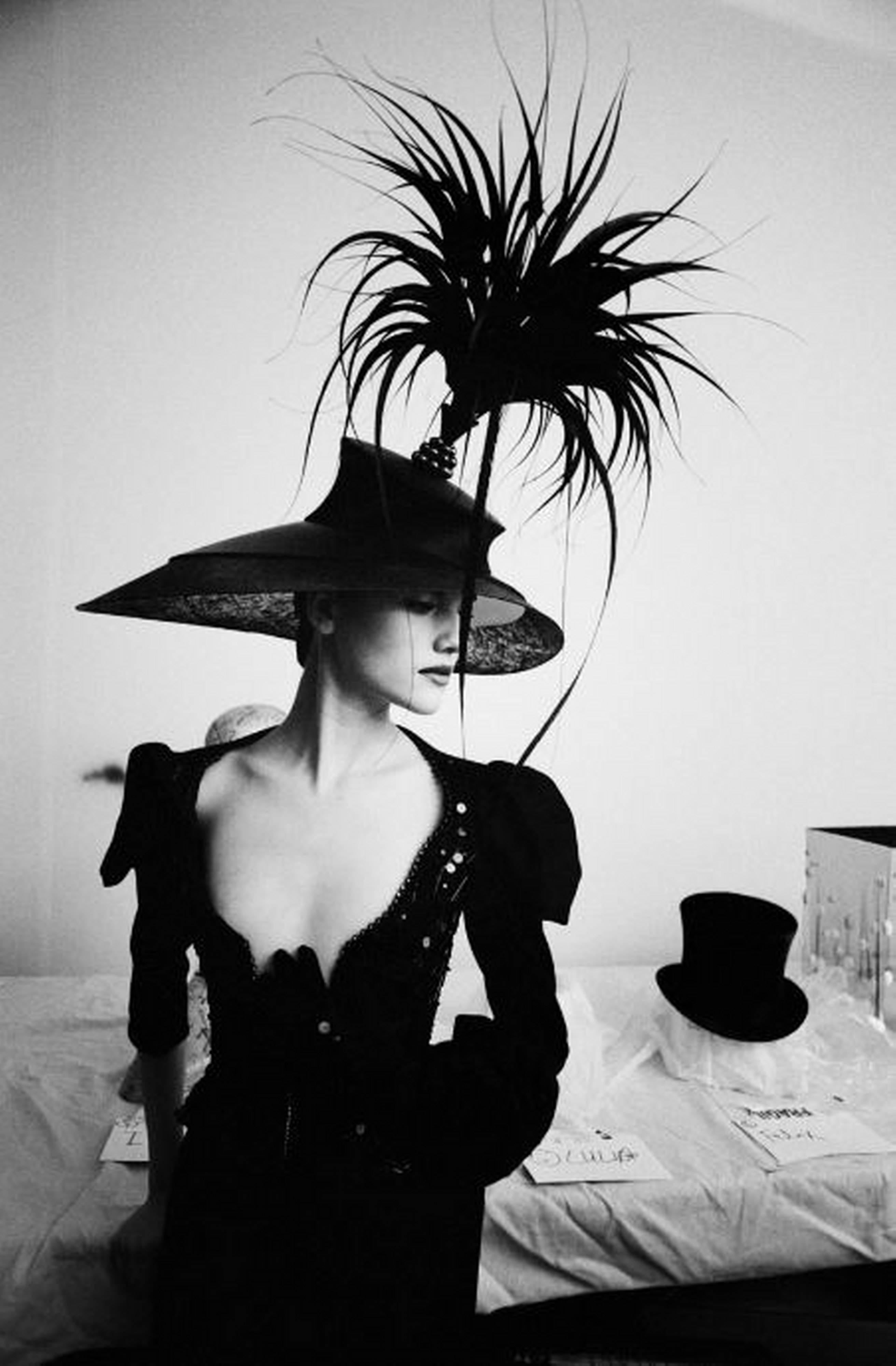 Gérard Uféras Black and White Photograph – Philip Treacy Haute Couture
