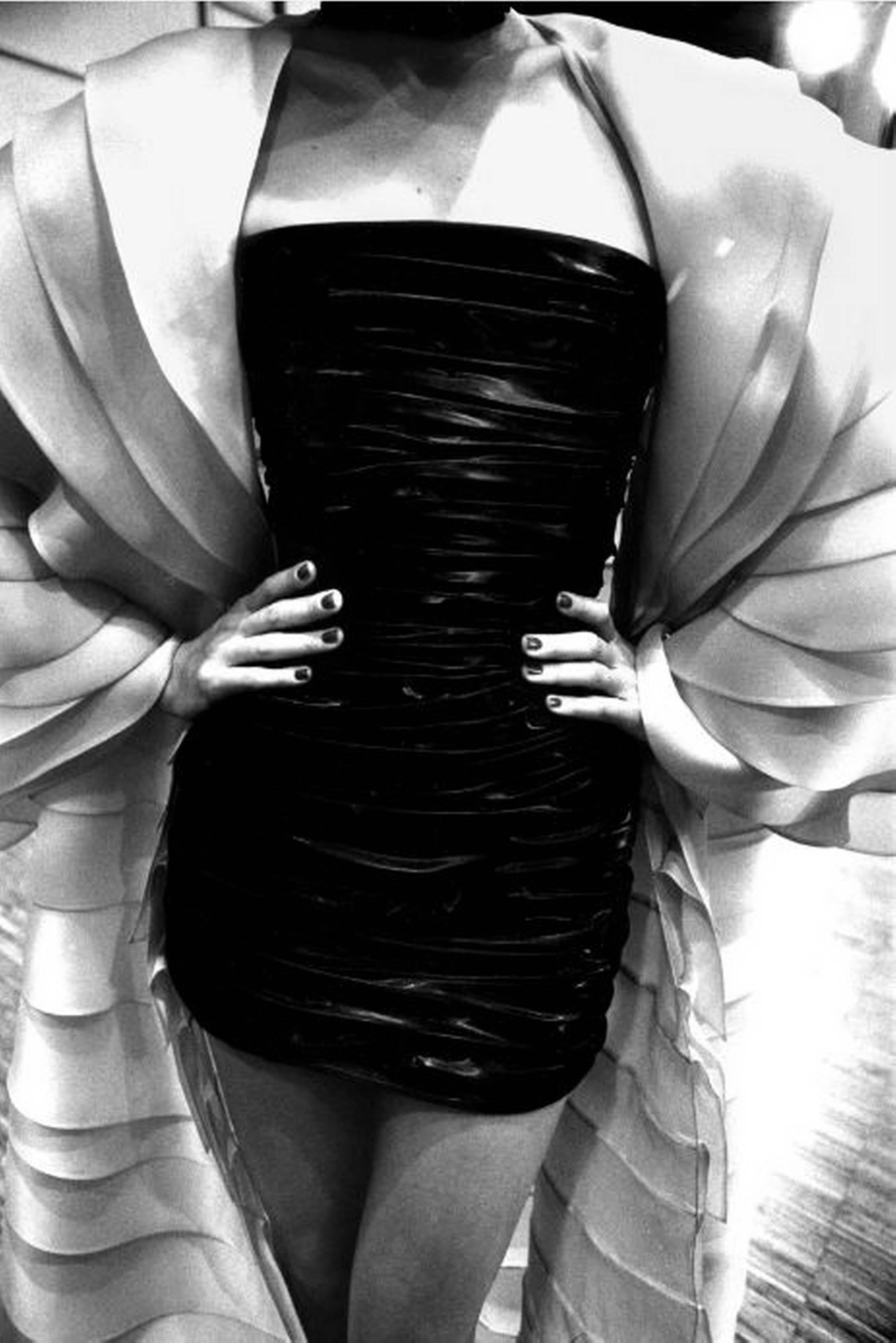 Gérard Uféras Black and White Photograph – Haute Couture von Jean-Louis Scherrer