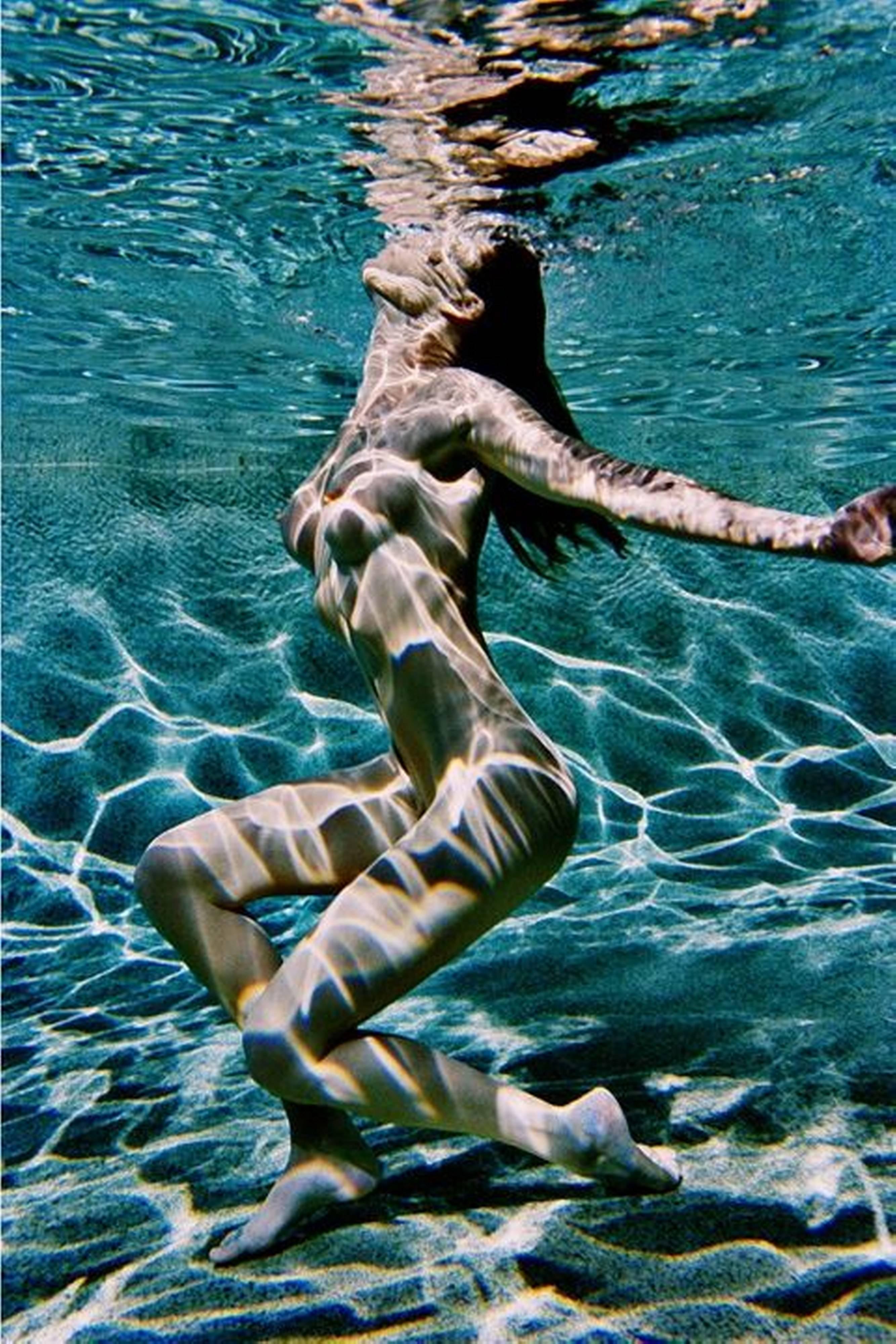 Antoine Verglas Color Photograph - Carre Otis underwater - nude portrait of the model and actress in a swimmingpool