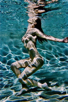 Carre Otis sous l'eau - portrait nu du mannequin et de l'actrice dans une piscine