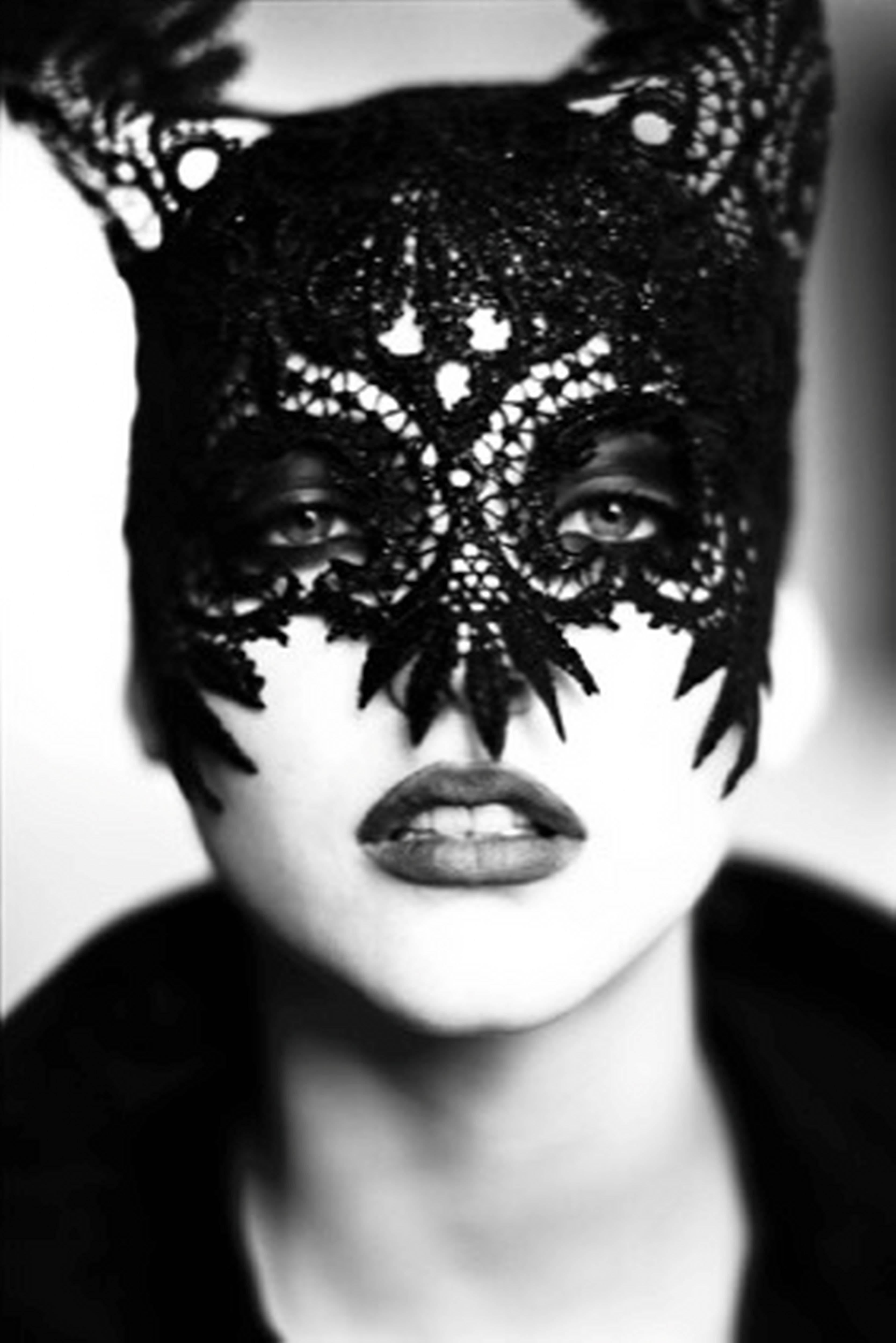 Black and White Photograph Ellen von Unwerth - Le masque (Nadja Auermann)