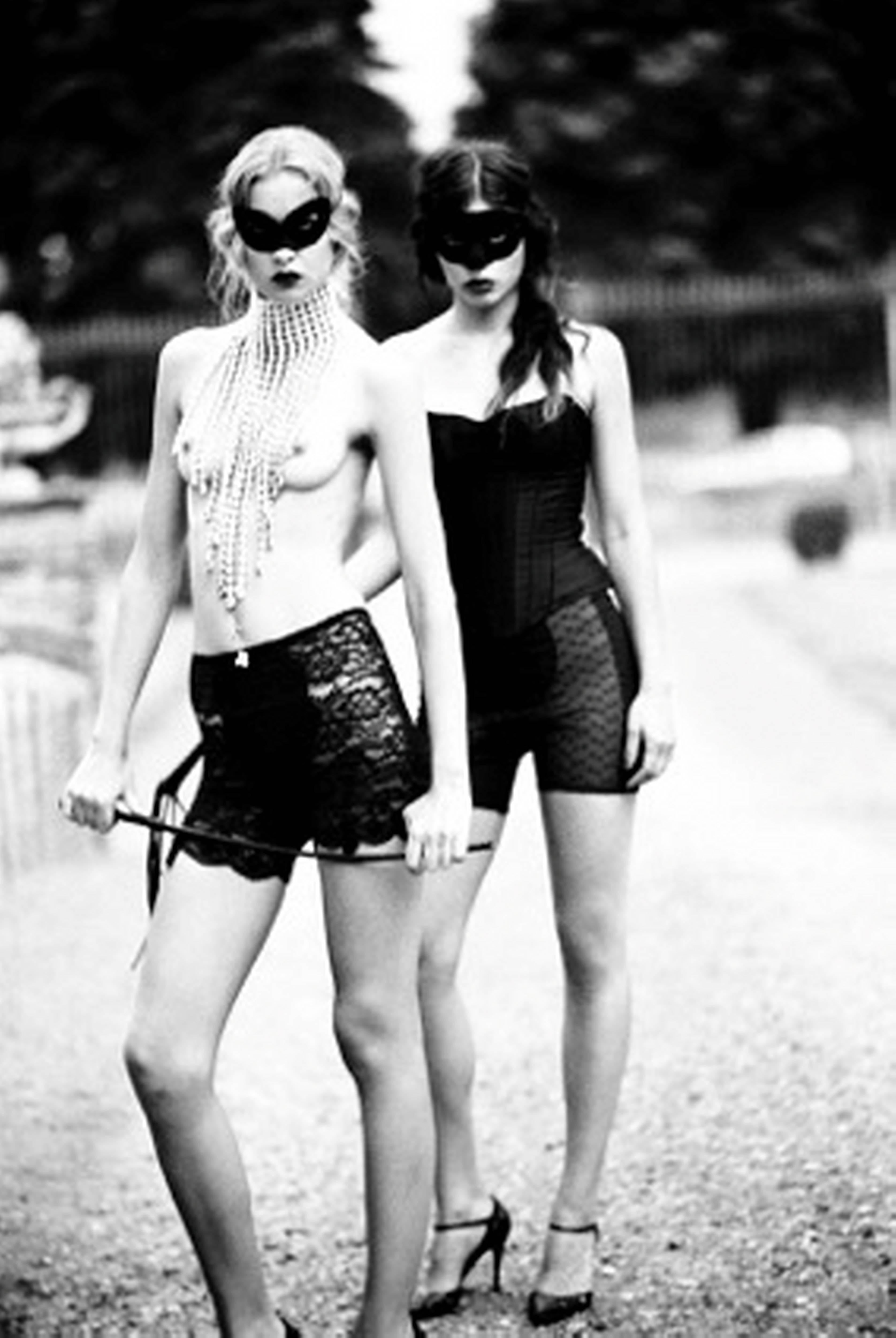Black and White Photograph di Ellen von Unwerth - Punizione