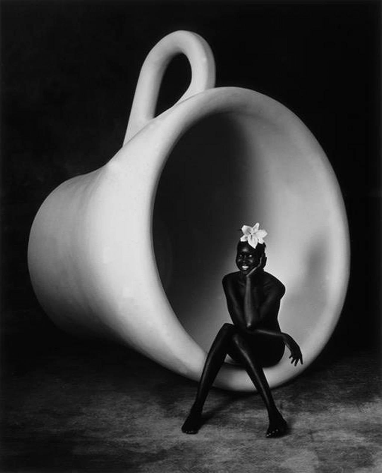 Albert Watson Black and White Photograph – Derek mit Tasse