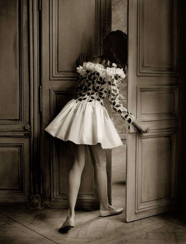 Albert Watson Black and White Photograph – Sandrine Ho für die italienische Vogue in Valentino, Paris – Kunstfotografie, 1988